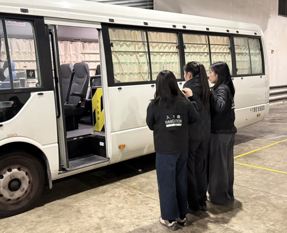 入境事務處於四月二日至昨日（四月九日）在全港多區展開反非法勞工行動。圖示懷疑非法勞工（中）在行動中被捕。