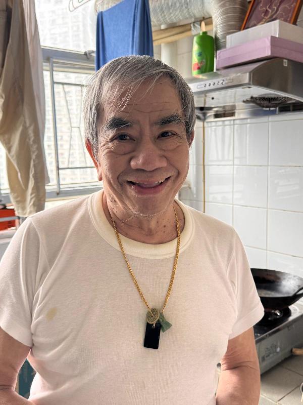 Hui Pak-kuen, aged 71, is about 1.65 metres tall and of medium build. He has a pointed face with yellow complexion and short black and white hair. He was last seen wearing a blue short-sleeved shirt, light-coloured trousers and black shoes.
