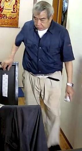 Hui Pak-kuen, aged 71, is about 1.65 metres tall and of medium build. He has a pointed face with yellow complexion and short black and white hair. He was last seen wearing a blue short-sleeved shirt, light-coloured trousers and black shoes.