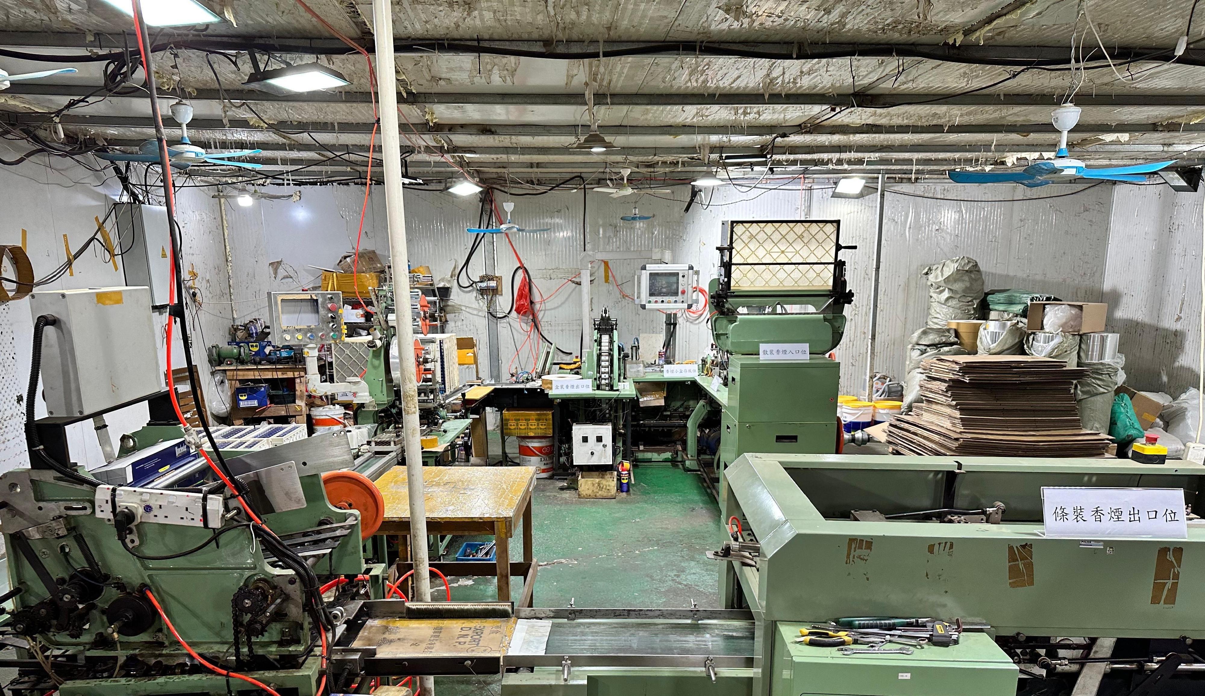 香港海關昨日(四月九日)在粉嶺搗破一個地下製煙工場,共檢獲約31.92公噸懷疑未完稅製成煙草及約123萬支已製成懷疑私煙,所有檢取品估計市值約2億2千萬元,應課稅值約1億3千萬元,並拘捕六名懷疑涉案人士。圖示於鐵皮場內檢獲的生產及包裝私煙的機器。
