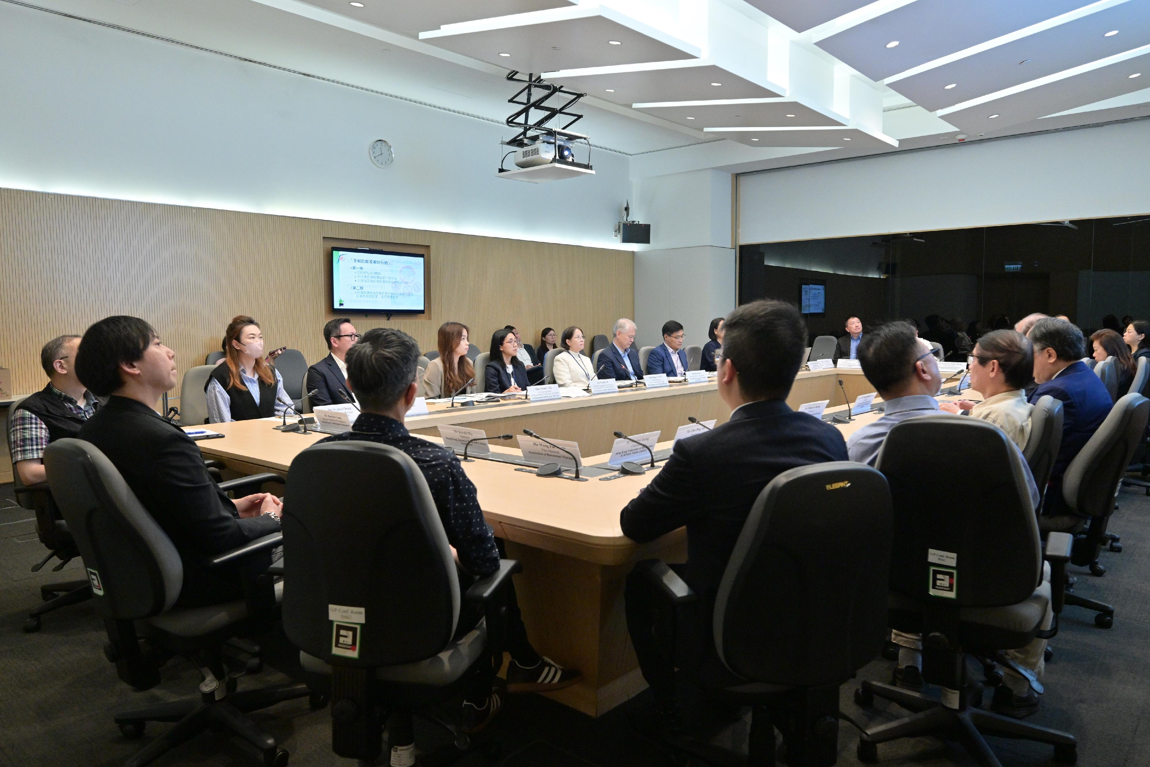 The Environment and Ecology Bureau today (April 10) met trade representatives of the "Cross-sectoral Territory-wide Anti-rodent Action" to share the Government's experience in rodent and mosquito control, and to encourage the trade to continue strengthening co-operation with the Government in implementing effective rodent and mosquito control measures to protect public health. The meeting was chaired by the Under Secretary for Environment and Ecology, Miss Diane Wong (fifth left). Participants in the meeting came from various organisations and institutions.
