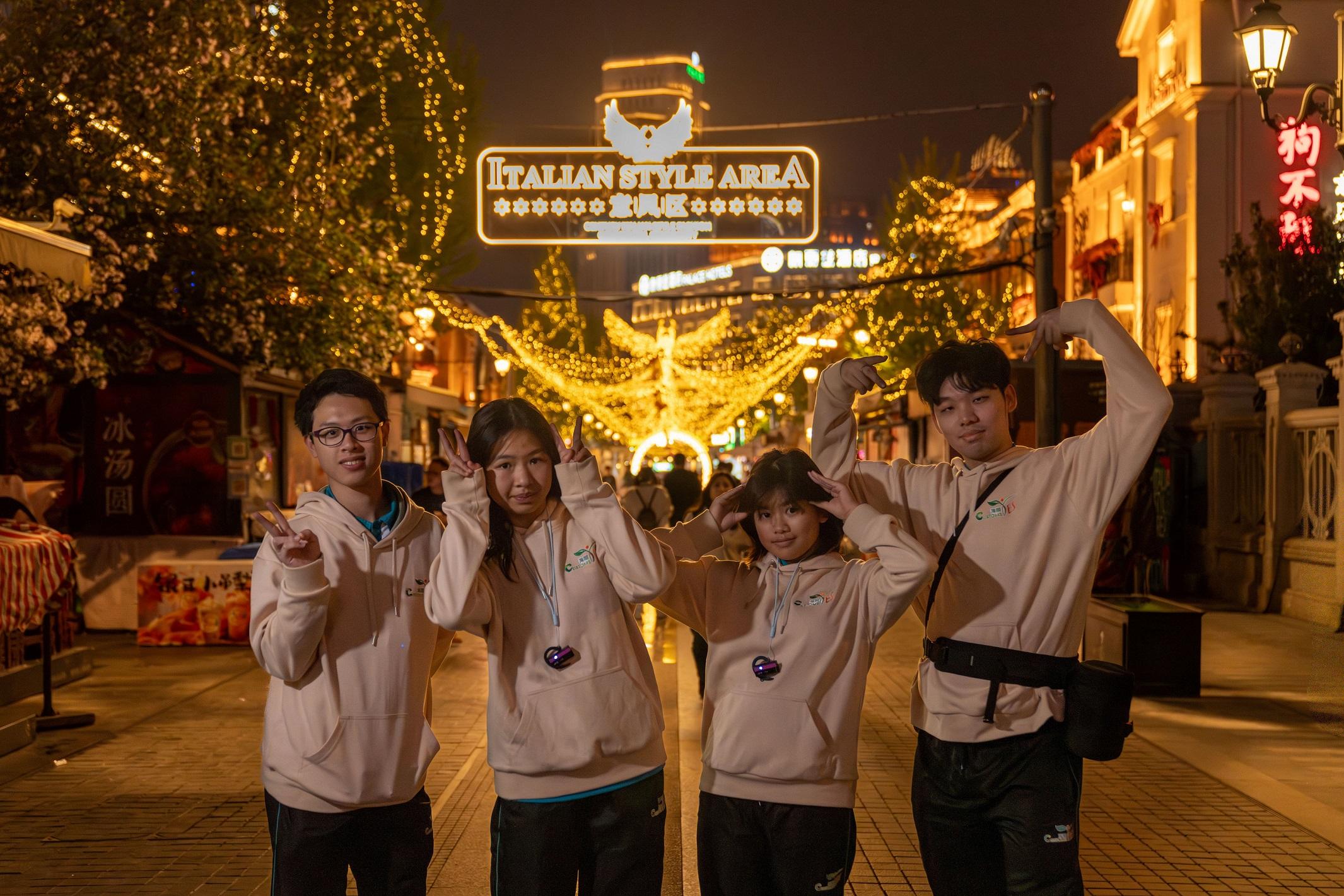 「香港海關青年發展計劃」（Customs YES）與香港各界青少年活動委員會於四月七至今日（四月十一日）合辦「河海之津‧海關文化探索之旅」。圖示Customs YES會員在四月八日遊覽意式風情區，欣賞中西合璧的建築。
