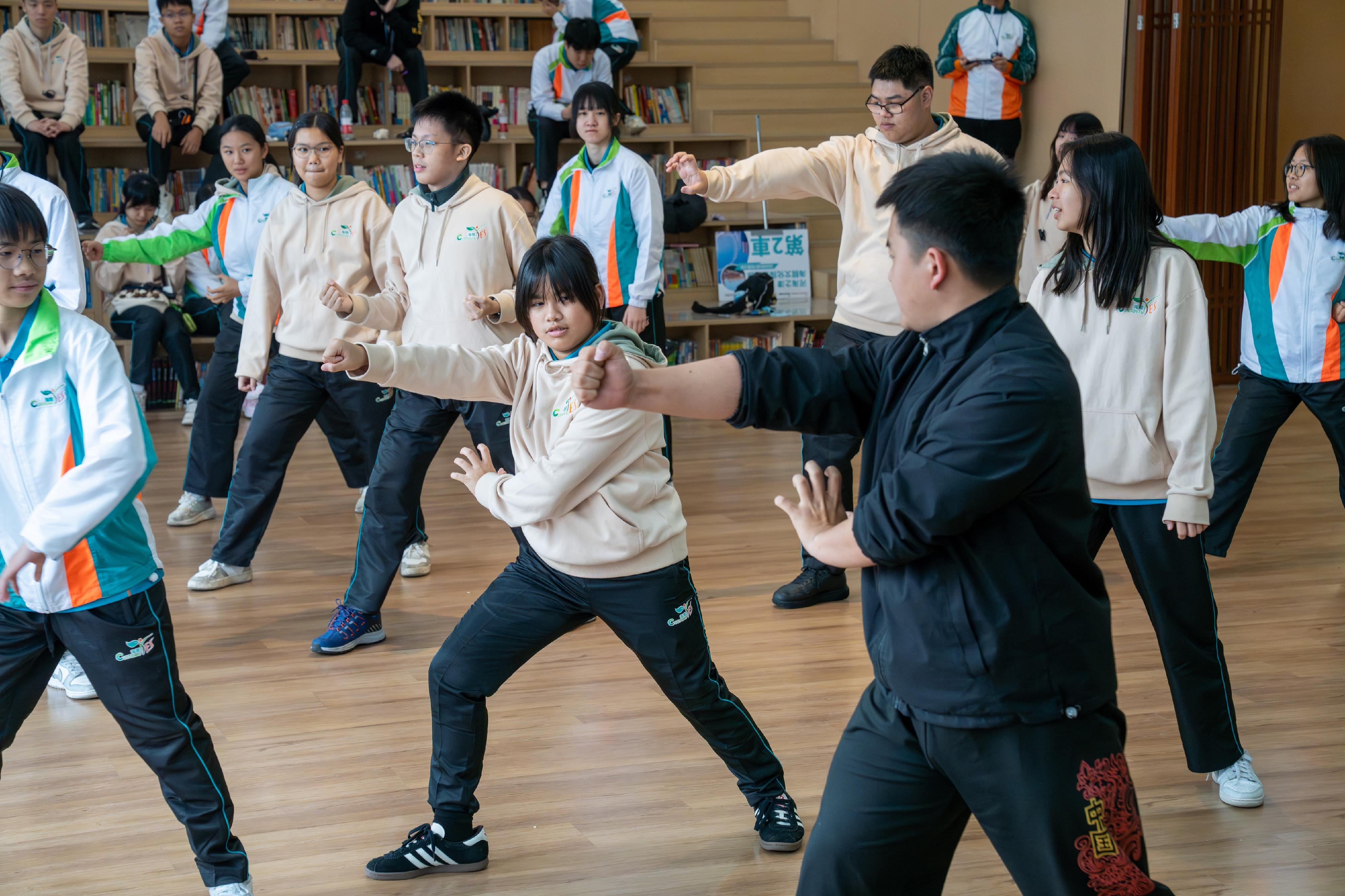 Customs YES and the Committee of Youth Activities in Hong Kong co-organised "Where Rivers Meet the Sea: Customs History and Culture Exploration Tour to Tianjin" from April 7 to today (April 11). Photo shows Customs YES members visiting the Tianjin Huoyuanjia School and Jingwumen Chinese Wulin Park to learn about the deeds of the national hero and Chinese martial arts culture on April 9.