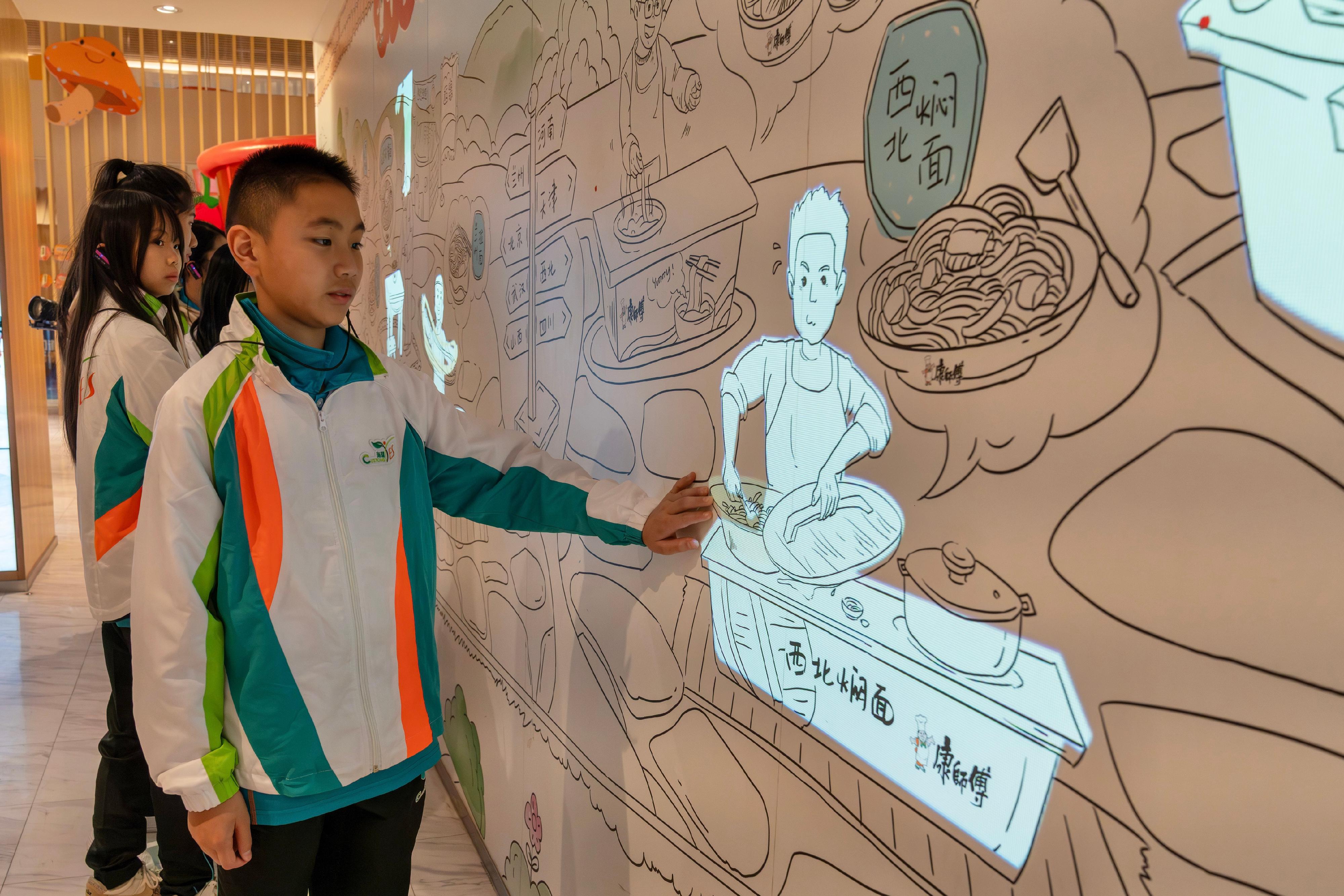 Customs YES and the Committee of Youth Activities in Hong Kong co-organised "Where Rivers Meet the Sea: Customs History and Culture Exploration Tour to Tianjin" from April 7 to today (April 11). Photo shows Customs YES members visiting the Master Kong Dream Exploration Park on April 8.