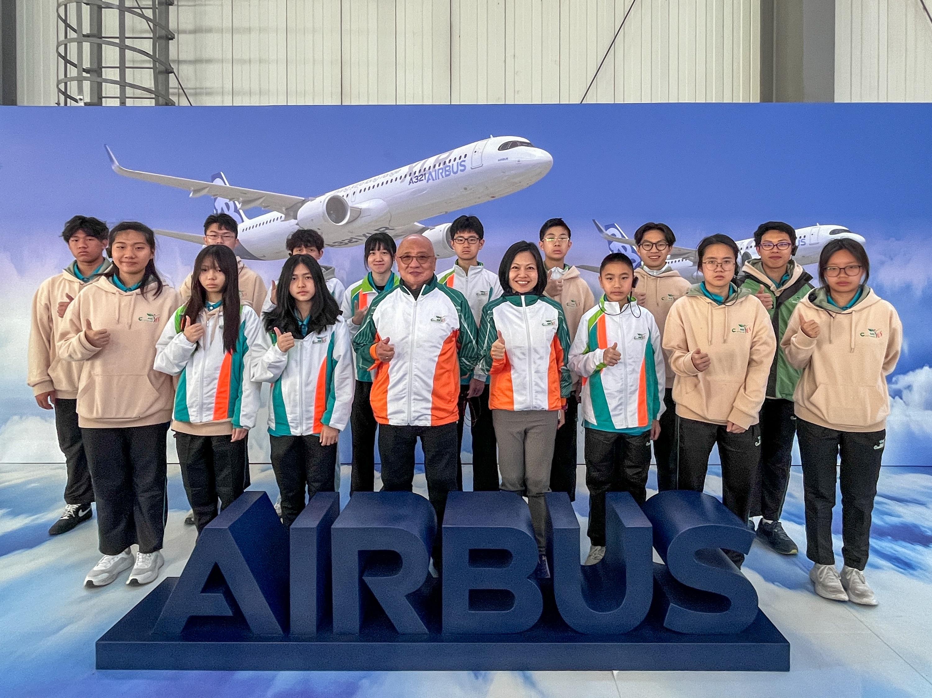 Customs YES and the Committee of Youth Activities in Hong Kong co-organised "Where Rivers Meet the Sea: Customs History and Culture Exploration Tour to Tianjin" from April 7 to today (April 11). Photo shows the Honorary Founding Executive Director of the Executive Committee of Customs YES, Mr Edgar Kwan (front row, fourth left) and Customs YES members visiting Airbus (Tianjin) Final Assembly Company Limited to learn about the country&rsquo;s advanced aviation manufacturing technologies and intelligent production process yesterday (April 10).