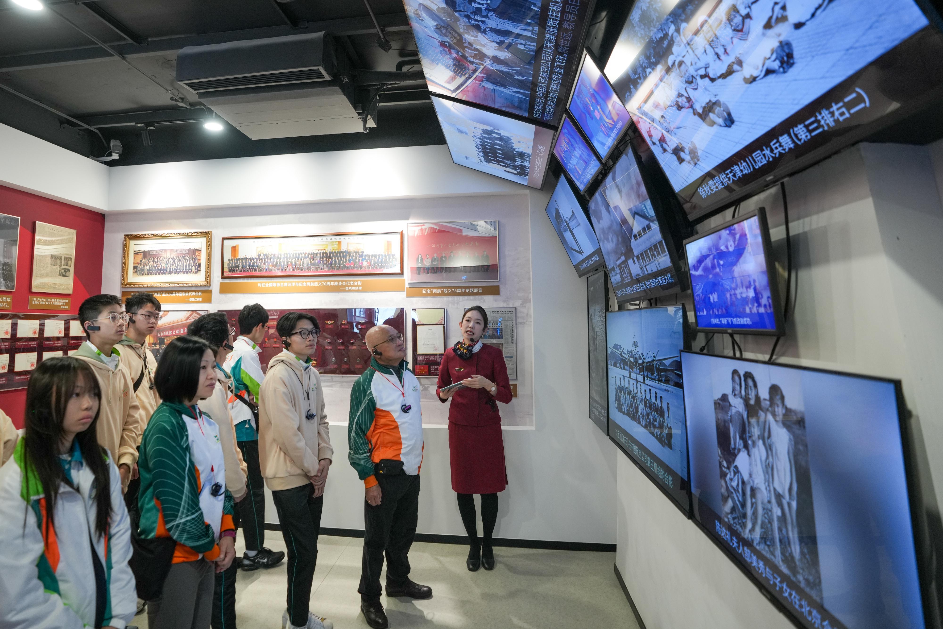 Customs YES and the Committee of Youth Activities in Hong Kong co-organised "Where Rivers Meet the Sea: Customs History and Culture Exploration Tour to Tianjin" from April 7 to today (April 11). Photo shows the Honorary Founding Executive Director of the Executive Committee of Customs YES, Mr Edgar Kwan (second right) and Customs YES members visiting the "Uprising of the Two Airlines" Exhibition Hall yesterday (April 10).