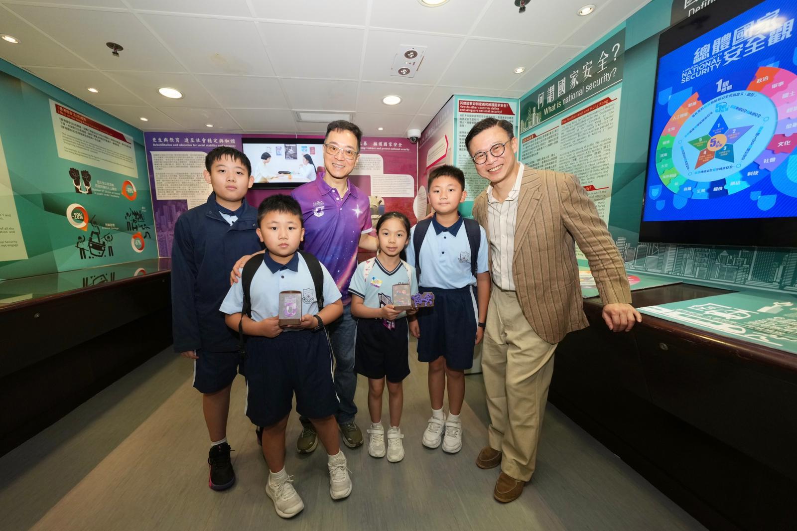 為響應今年四月十五日，第十一個「全民國家安全教育日」，懲教署今日（四月十一日）在香港懲教博物館及社區教育體驗館舉行開放日。圖示律政司副司長張國鈞博士（右一）及懲教署署長黃國興（左三）與參觀香港懲教博物館內的國安展覽的學生合照。