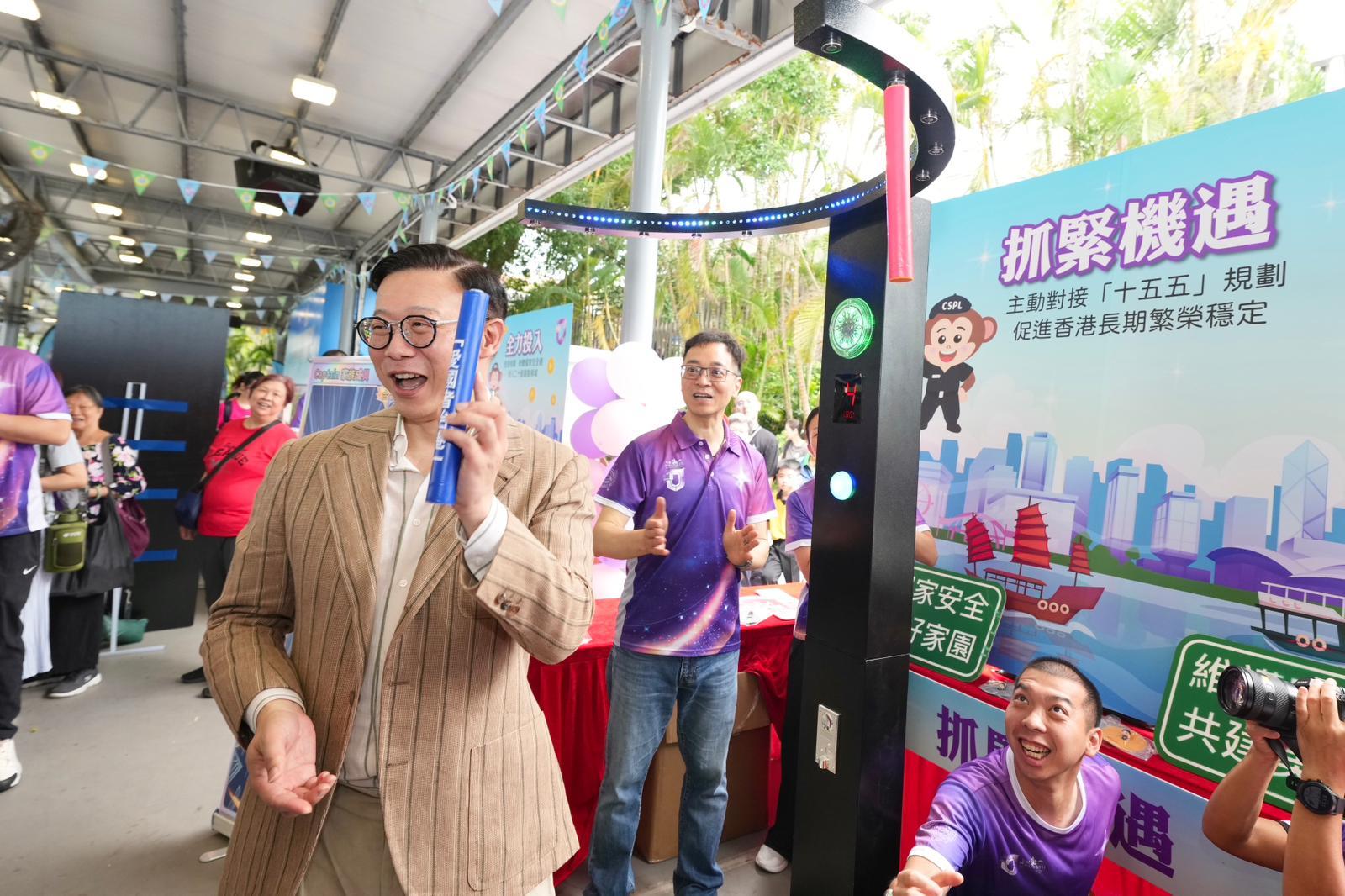 To support the 11th National Security Education Day on April 15 this year, the Correctional Services Department held an open day at the Hong Kong Correctional Services Museum and the Community Education Experience Centre today (April 11). Photo shows the Deputy Secretary for Justice, Dr Cheung Kwok-kwan (left), accompanied by the Commissioner of Correctional Services, Mr Wong Kwok-hing (middle), participating in a booth game centred on the 15th Five-Year Plan.