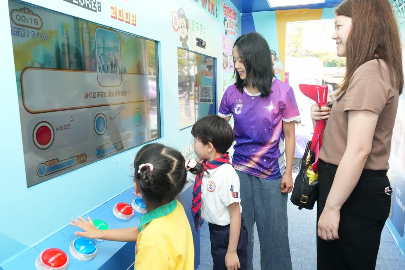 The Correctional Services Department today (April 11) launched the "National Security Education Special Edition of Rehabilitation Express" promotional vehicle to disseminate national security messages to young people in the community. The vehicle will visit primary and secondary schools across Hong Kong, enabling young people to learn about national security through interactive games. The vehicle will be parked at Victoria Park today and tomorrow (April 12). Members of the public participating in national security-themed games will have a chance to win souvenirs. Photo shows youngsters enjoying an interactive game centred on national security.