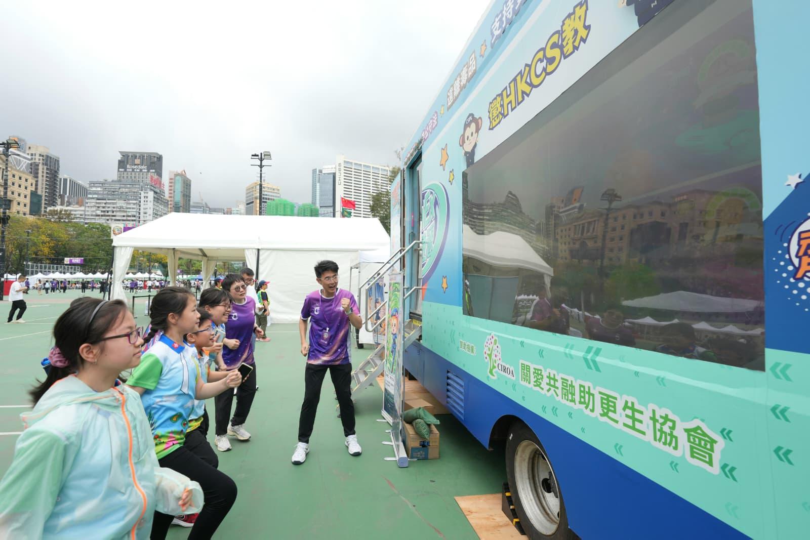 The Correctional Services Department today (April 11) launched the "National Security Education Special Edition of Rehabilitation Express" promotional vehicle to disseminate national security messages to young people in the community. The vehicle will visit primary and secondary schools across Hong Kong, enabling young people to learn about national security through interactive games. The vehicle will be parked at Victoria Park today and tomorrow (April 12). Members of the public participating in national security-themed games will have a chance to win souvenirs. Photo shows youngsters enjoying a motion-sensing game centred on national security.