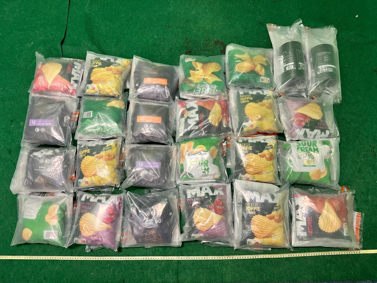 Hong Kong Customs yesterday (April 10) detected a drug trafficking case involving baggage concealment at Hong Kong International Airport. About 25 kilograms of suspected ketamine with an estimated market value of about $10 million were seized.  Photo shows the suspected ketamine seized.