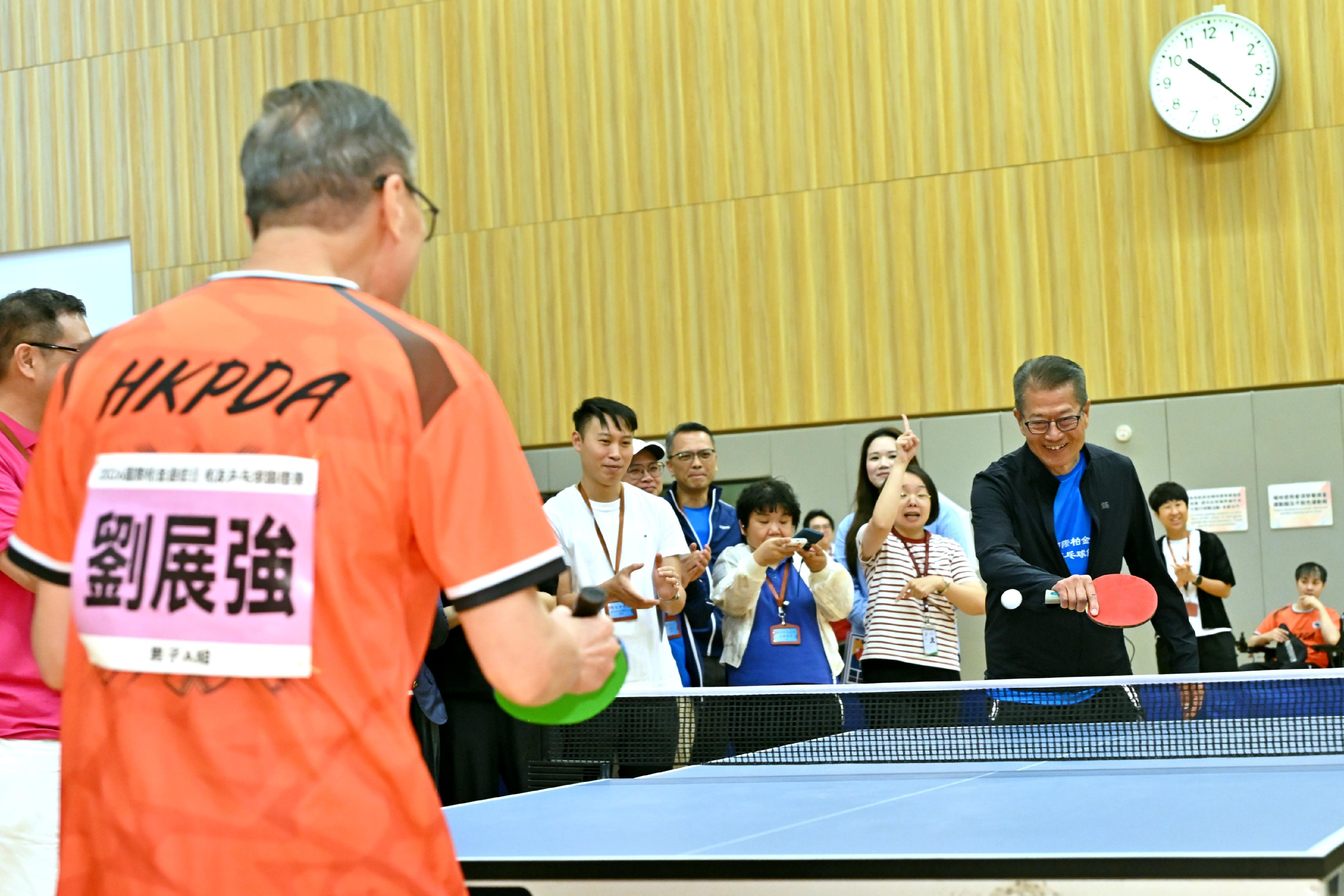 財政司司長陳茂波(右)今日(四月十一日)為2026國際柏金遜症日 柏友乒乓球錦標賽開幕典禮主持開球禮。