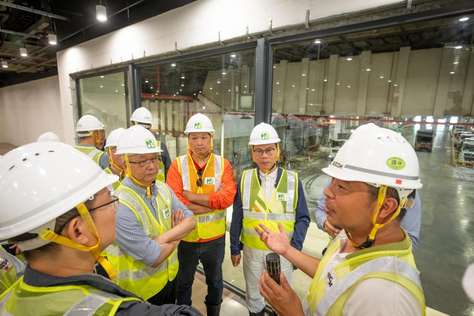 The Secretary for Environment and Ecology, Mr Tse Chin-wan, today (April 11) and several members of the Legislative Council (LegCo) inspected Hong Kong's first modern waste-to-energy facility located on an artificial island off Shek Kwu Chau for treating municipal solid waste - Integrated Waste Management Facilities Phase I (I·PARK1). Photo shows Mr Tse (seond left) and LegCo members inspecting the operations of waste tipping hall.