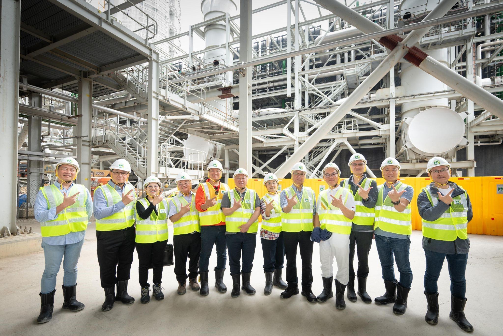The Secretary for Environment and Ecology, Mr Tse Chin-wan, today (April 11) and several members of the Legislative Council (LegCo) inspected Hong Kong's first Hong Kong's first modern waste-to-energy facility located on an artificial island off Shek Kwu Chau for treating municipal solid waste - Integrated Waste Management Facilities Phase I (I·PARK1). Photo shows Mr Tse (fifth right); the Permanent Secretary for Environment and Ecology (Environment), Mr Eddie Cheung (first left); the Under Secretary for Environment and Ecology, Miss Diane Wong (third left); the Director of Environmental Protection, Dr Samuel Chui (fourth left) and LegCo members inspecting the electricity generating facility in I·PARK1.