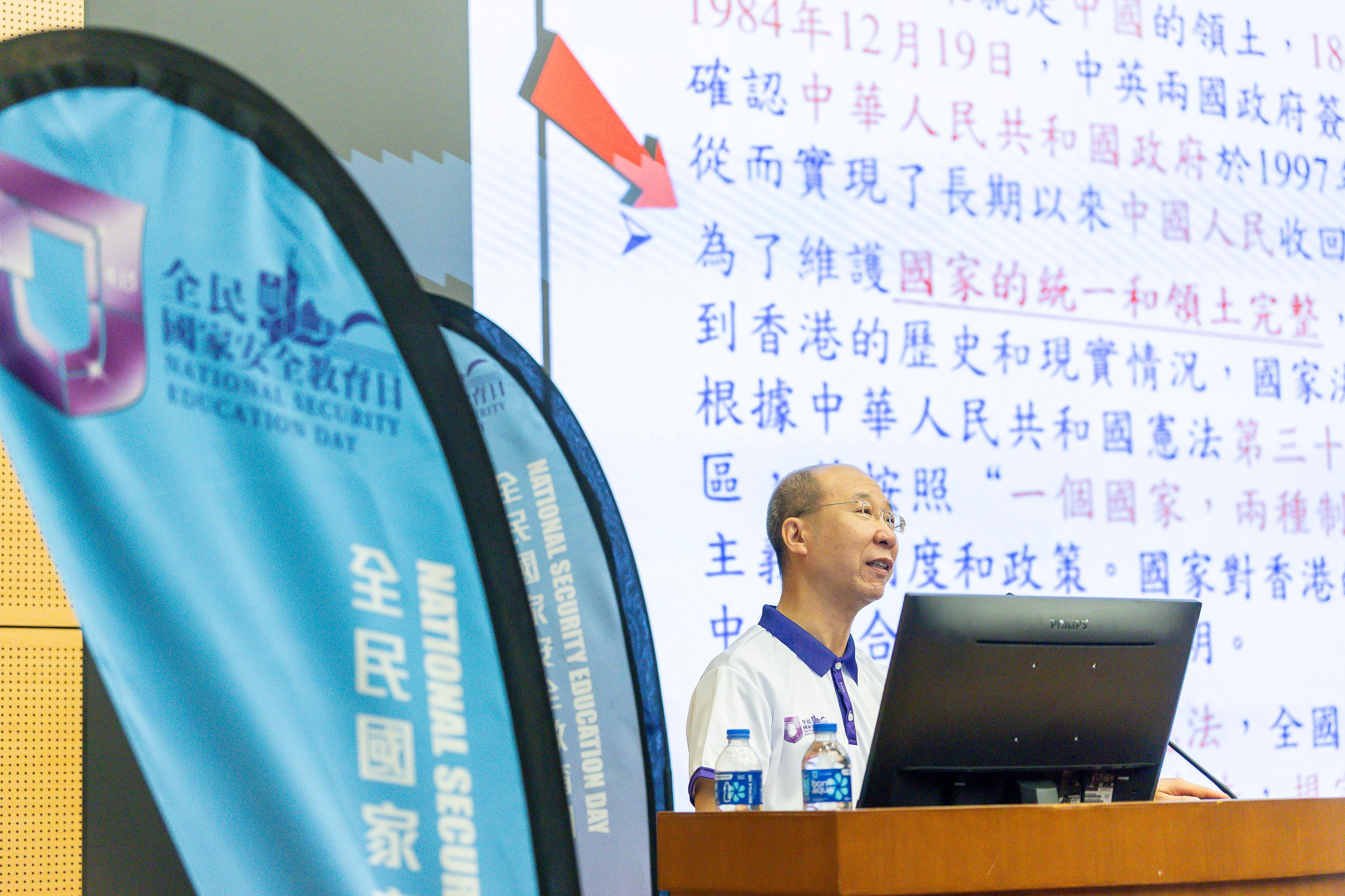 The Civil Aid Service (CAS) held an open day at its headquarters today (April 11) to promote National Security Education Day. Photo shows the Deputy Commissioner (Development and Youth) of the CAS, Dr Wong Kong-tin, sharing information on national security with members of the public.