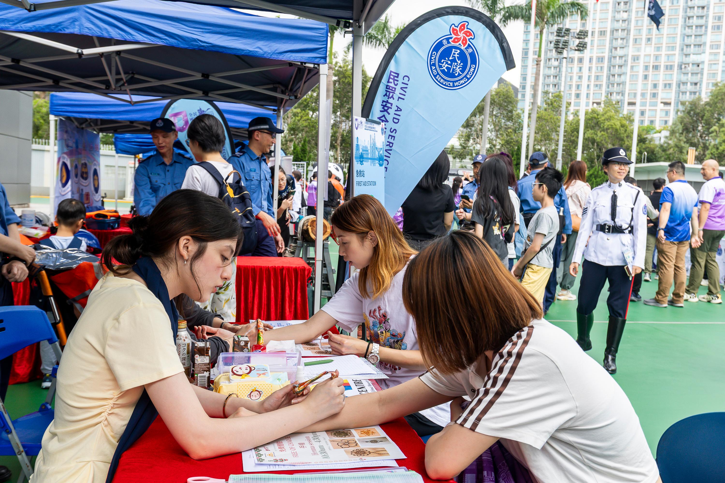 The Civil Aid Service held an open day at its headquarters today (April 11) to promote National Security Education Day. Photo shows people of diverse races introducing their cultures.