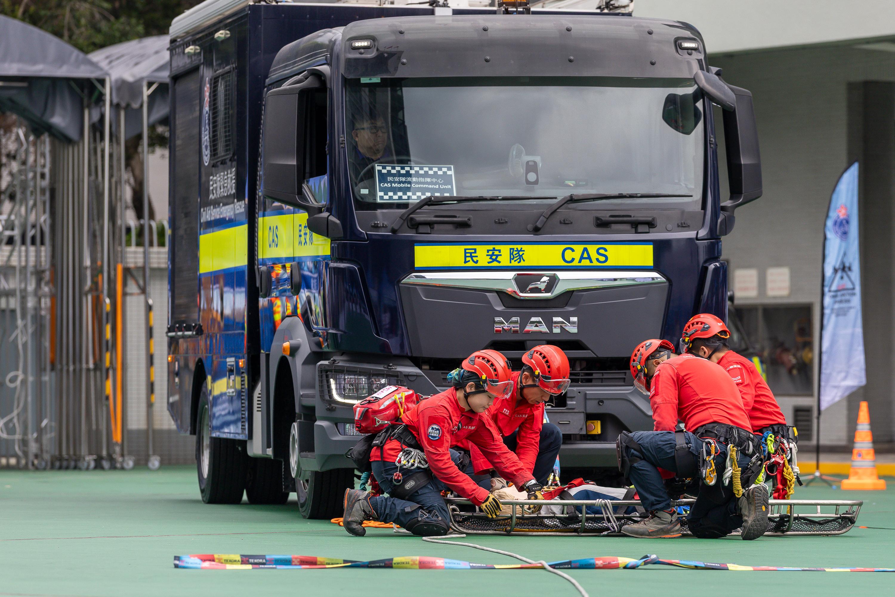The Civil Aid Service (CAS) held an open day at its headquarters today (April 11) to promote National Security Education Day. Photo shows CAS members staging a mountain search and rescue demonstration.