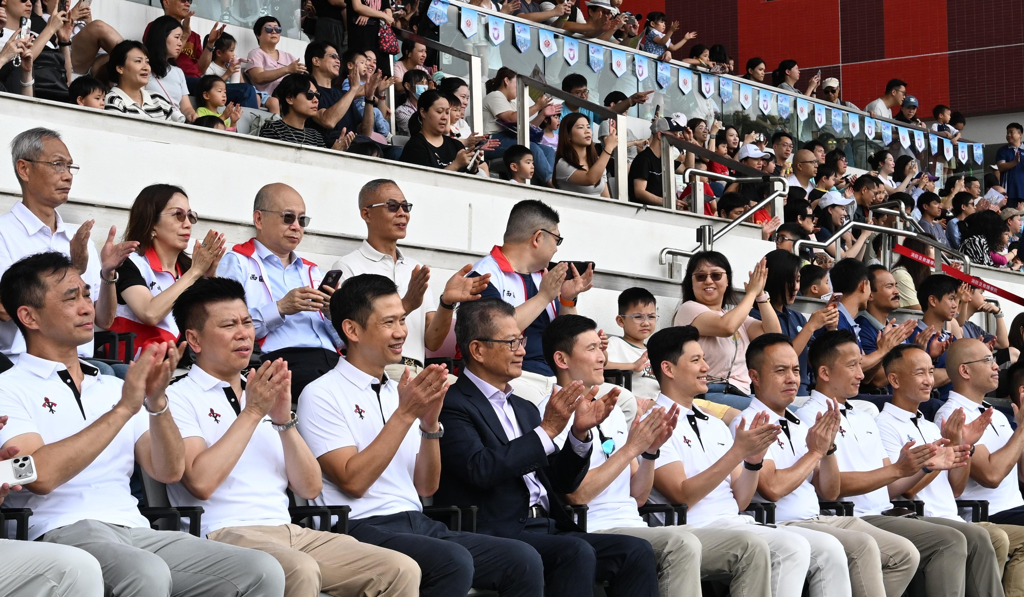 為響應和支持第11個全民國家安全教育日，消防處今日（四月十二日）在將軍澳消防及救護學院舉行開放日。圖示財政司司長陳茂波（前排左四）在消防處副處長（行動）陳慶勇（前排左五）陪同下觀看消防及救護車輛巡遊。
