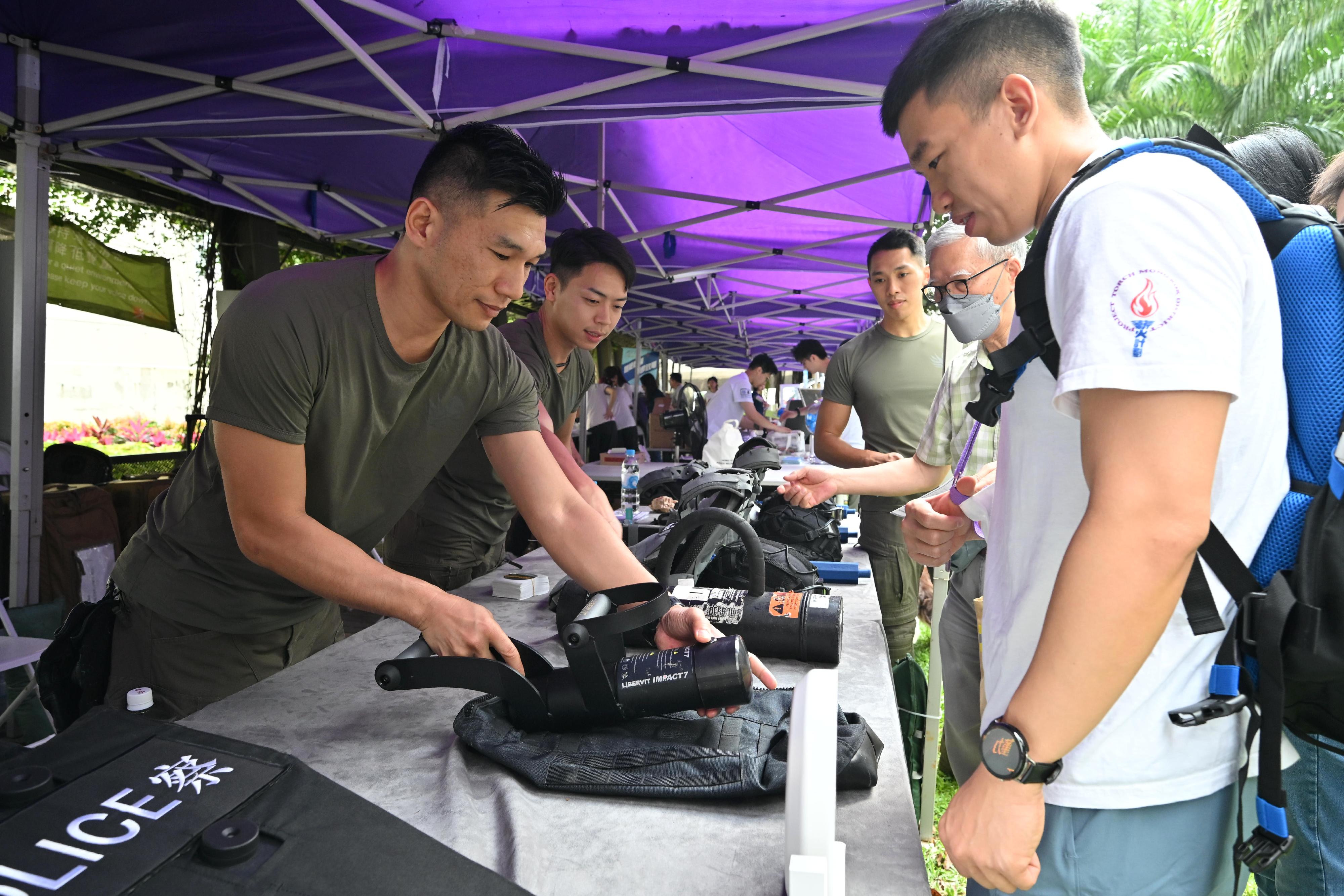 The Hong Kong Police Force held the National Security Education Day 2026 cum Hong Kong Police Force Fun Day today (April 12). Officers from the Counter Terrorism Response Unit introduce their work and equipment to visitors.