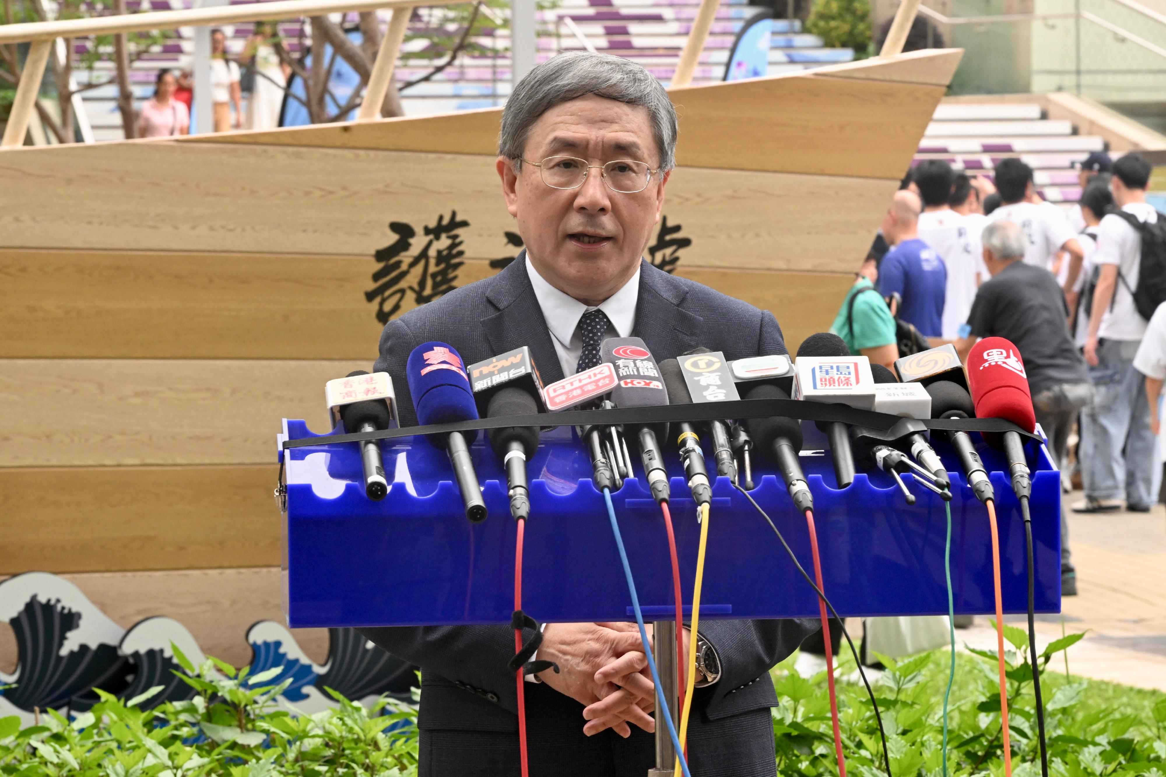 政務司副司長卓永興今日(四月十二日)出席全民國家安全教育日2026暨警民同樂日開幕禮後就宏福苑居民上樓安排會見傳媒。