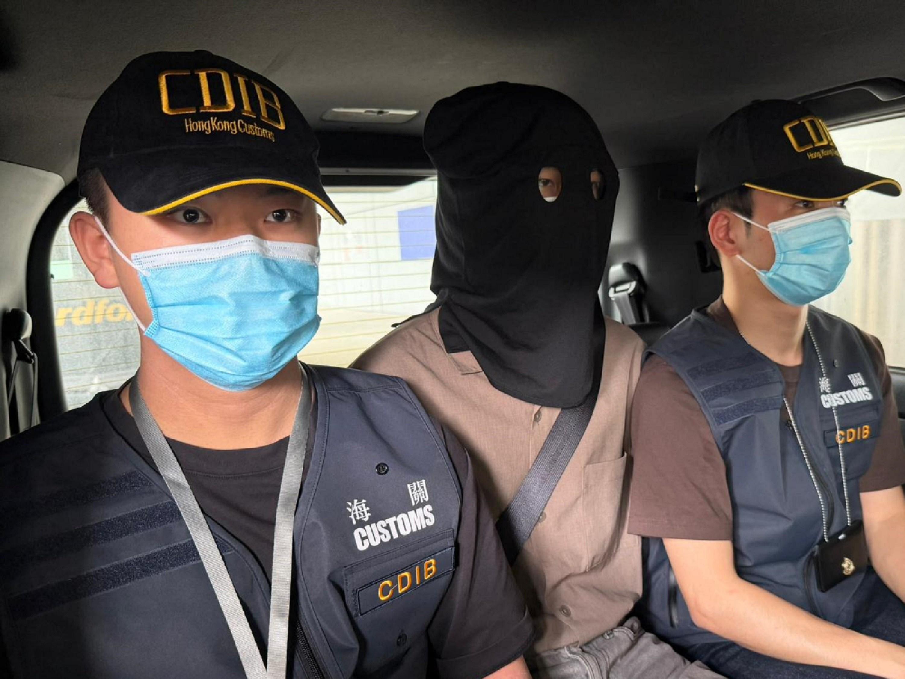 香港海關今日（四月十二日）在香港國際機場偵破一宗入境旅客的販毒案件，檢獲約四公斤懷疑海洛英，估計市值約二百九十萬元。圖示案件中涉案的被捕人士。