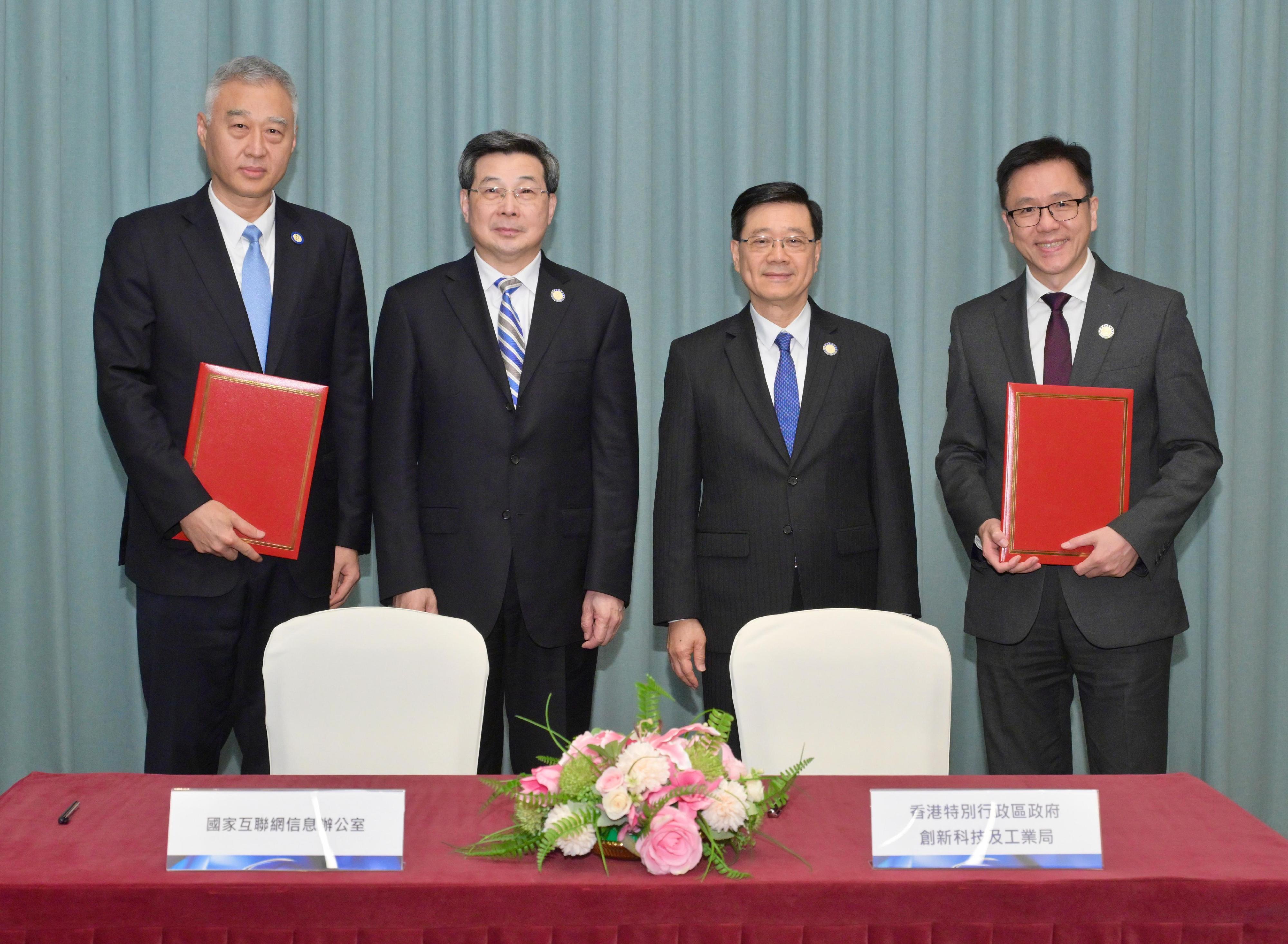 The Innovation, Technology and Industry Bureau and the Cyberspace Administration of China (CAC) signed the Memorandum of Understanding on Co-operation in Innovation and Technology Development today (April 12). Photo shows the Chief Executive, Mr John Lee (second right); the Director of the CAC, Mr Zhuang Rongwen (second left); the Secretary for Innovation, Technology and Industry, Professor Sun Dong (first right); and the Deputy Director of the CAC, Mr Wang Jingtao (first left), at the signing ceremony.