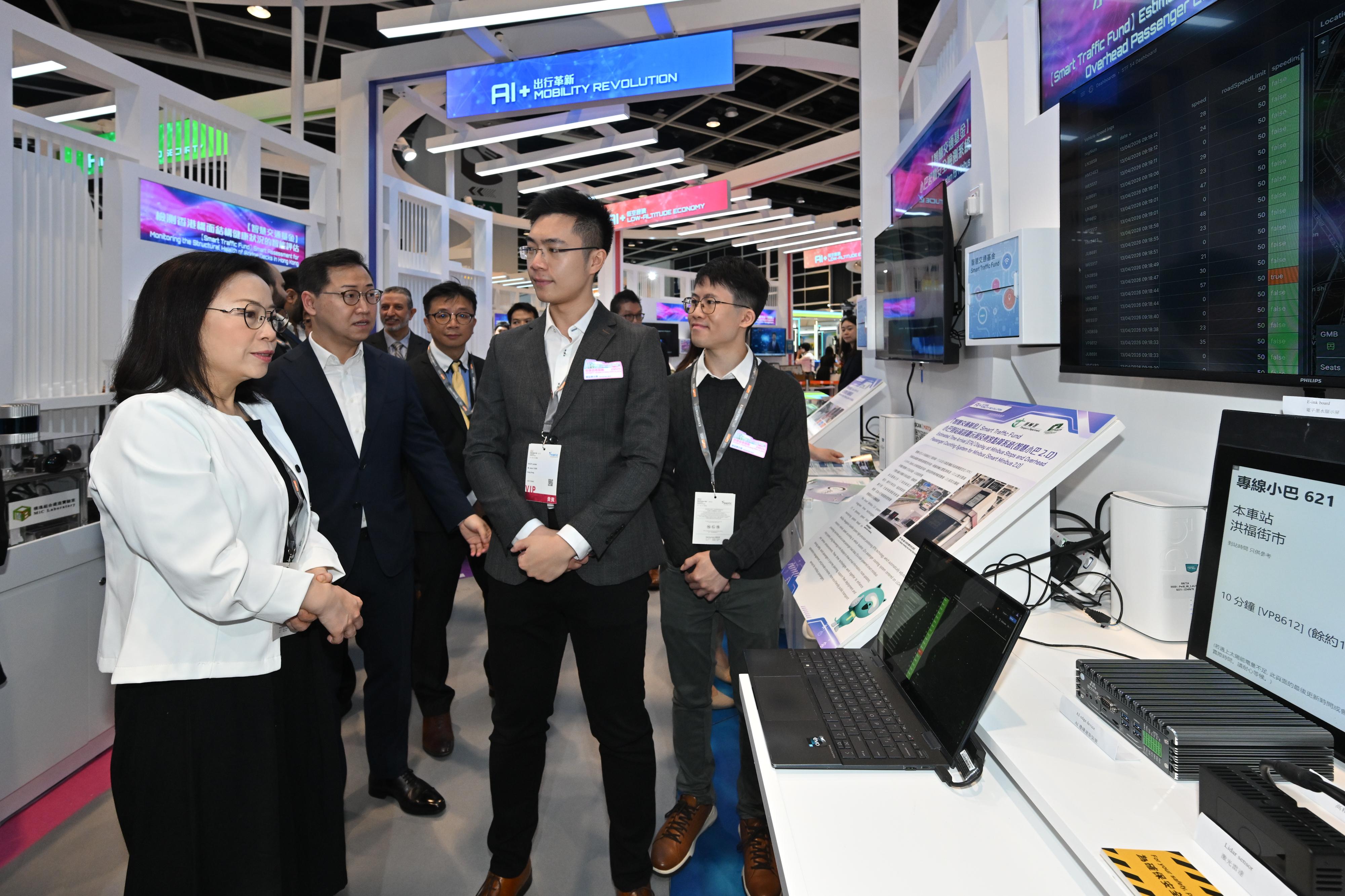 The Commissioner for Transport, Miss Winnie Tse, today (April 13) visited the InnoEX to learn more about the Smart Traffic Fund projects showcased at the Smart Hong Kong Pavilion, and experience the integration of digital technology and artificial intelligence into traffic and transport solutions. Photo shows Miss Tse (first left) being briefed on how to monitor the dynamic speed limit of public light buses in real-time, according to their specific road sections, to enhance driving safety.