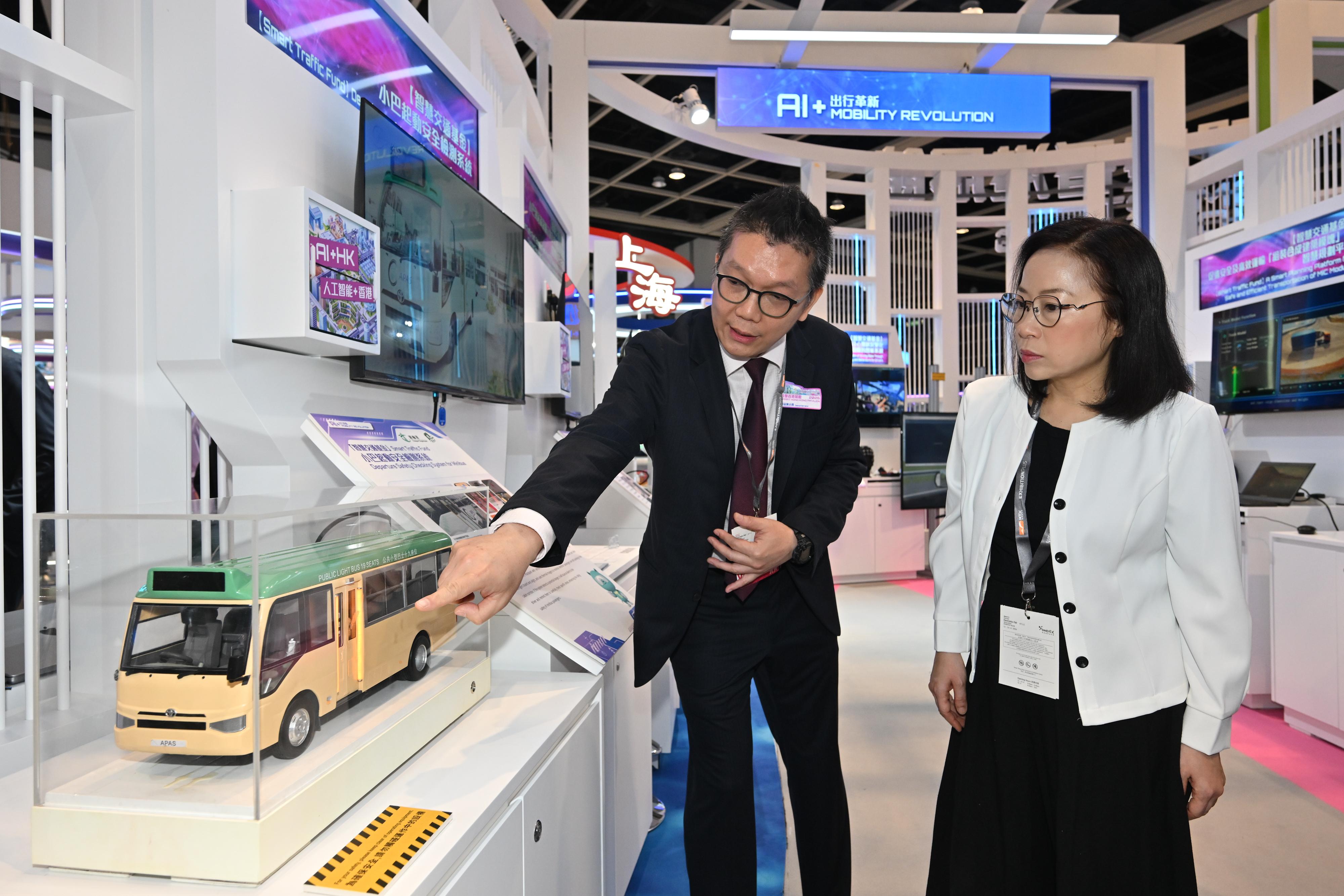 The Commissioner for Transport, Miss Winnie Tse, today (April 13) visited the InnoEX to learn more about the Smart Traffic Fund projects showcased at the Smart Hong Kong Pavilion, and experience the integration of digital technology and artificial intelligence into traffic and transport solutions. Photo shows Miss Tse (right) observing a demonstration of door-mounted monitoring devices for public light buses for passenger safety during boarding and alighting.