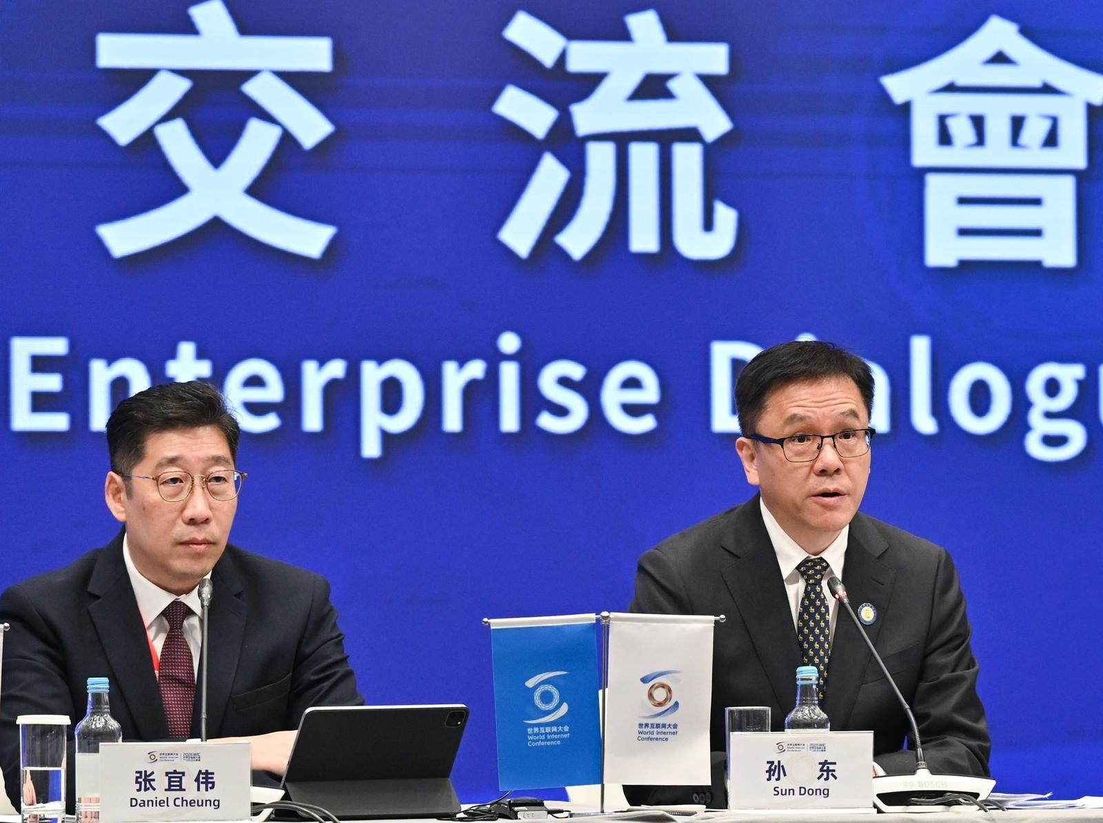 創新科技及工業局局長孫東教授（右）今日（四月十三日）於2026年世界互聯網大會亞太峰會政企交流會上致辭。署理數字政策專員張宜偉（左）亦有出席。