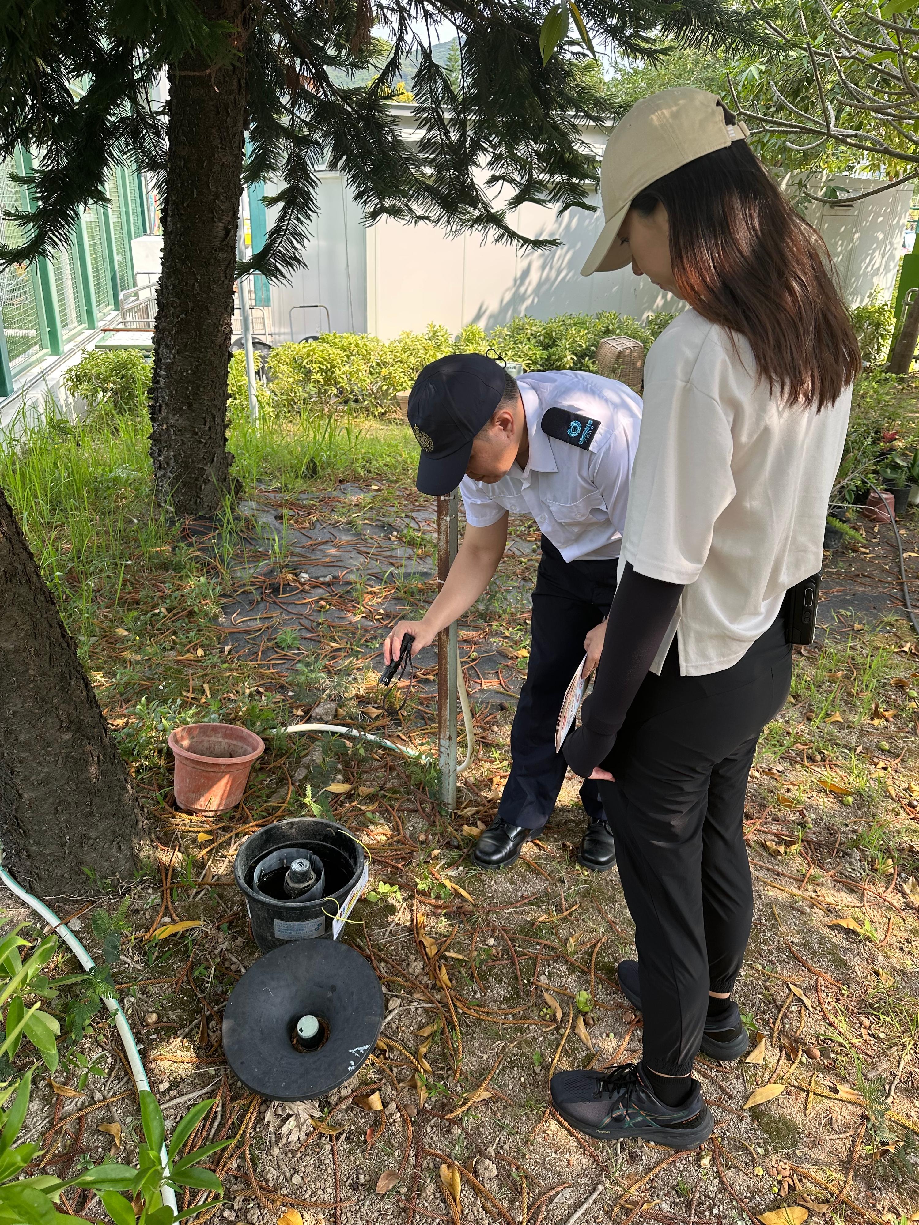 The Food and Environmental Hygiene Department (FEHD) today (April 13) released the first batch of gravidtrap indexes and density indexes for Aedes albopictus in April, covering 13 survey areas. Photo shows an FEHD staff member inspecting a park in Tsing Yi North, Kwai Tsing District, and providing the venue management with advice on mosquito prevention.