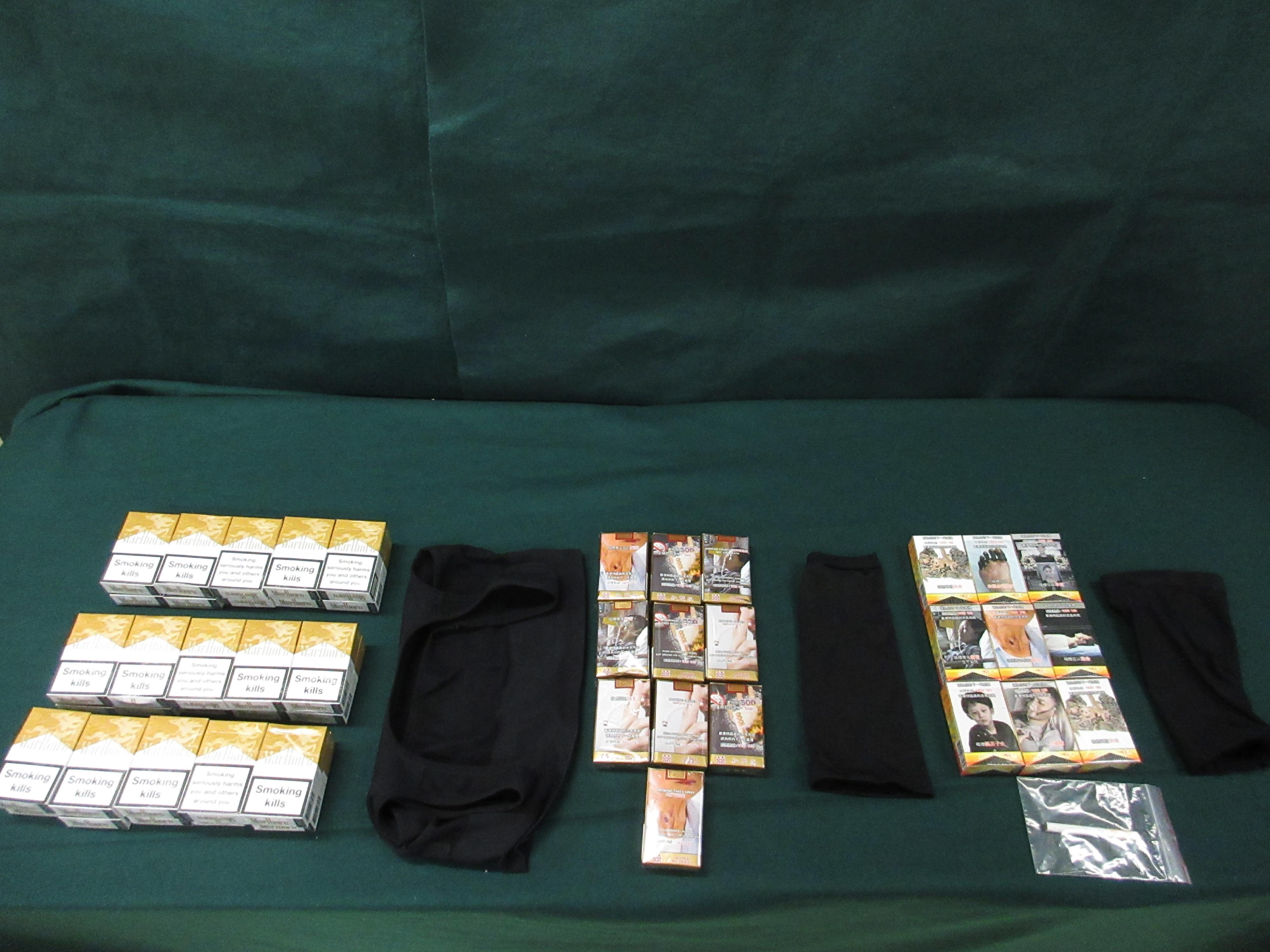 一名入境旅客因管有未完稅香煙和未有向海關人員作出申報，違反《應課稅品條例》，今日（四月十三日）在粉嶺裁判法院合共被判處監禁六星期和罰款六千元。圖示檢獲的未完稅香煙。

