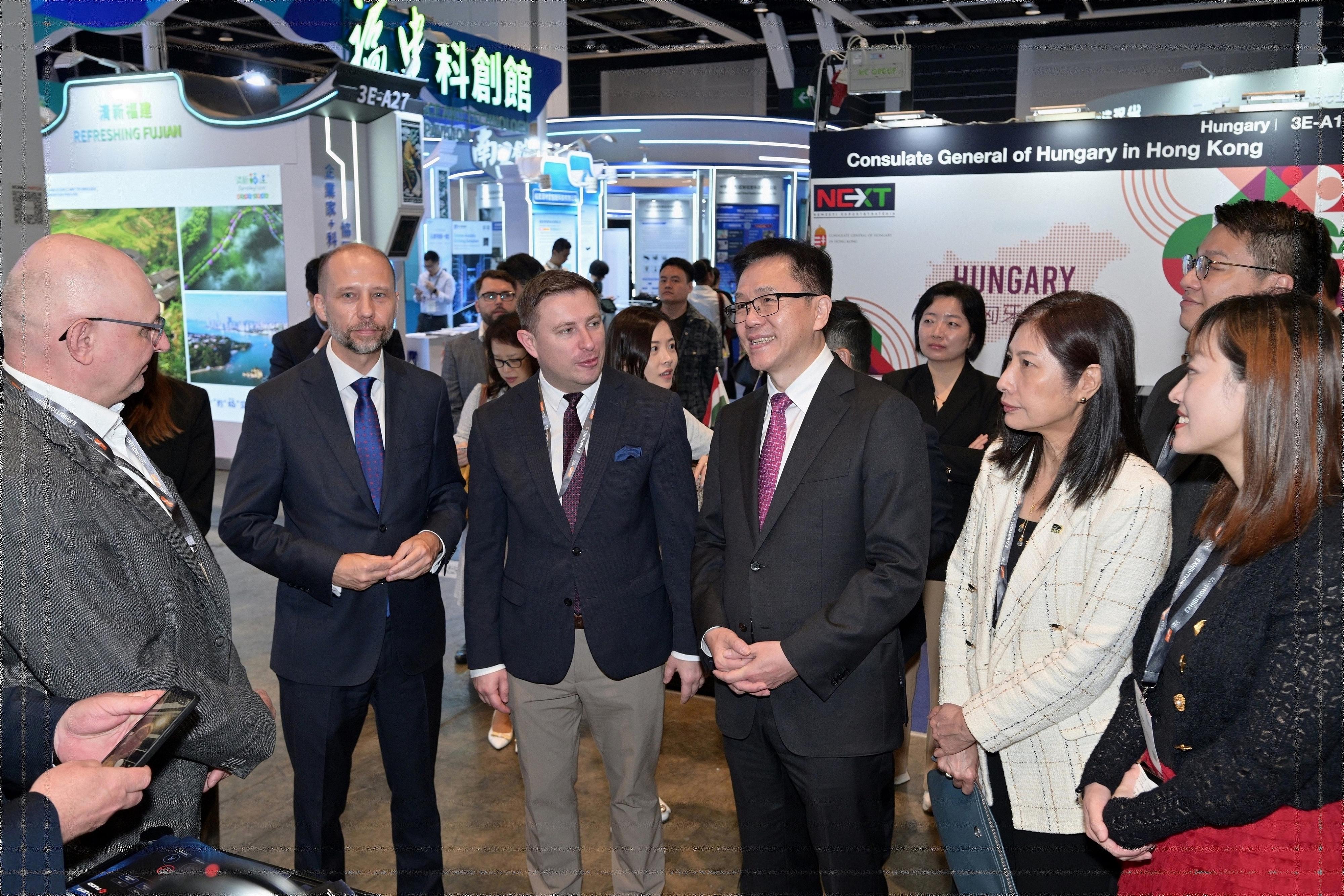 創新科技及工業局局長孫東教授（右三）和創新科技及工業局副局長張曼莉（右一）今日（四月十四日）到訪香港國際創科展，並與參展商交流。