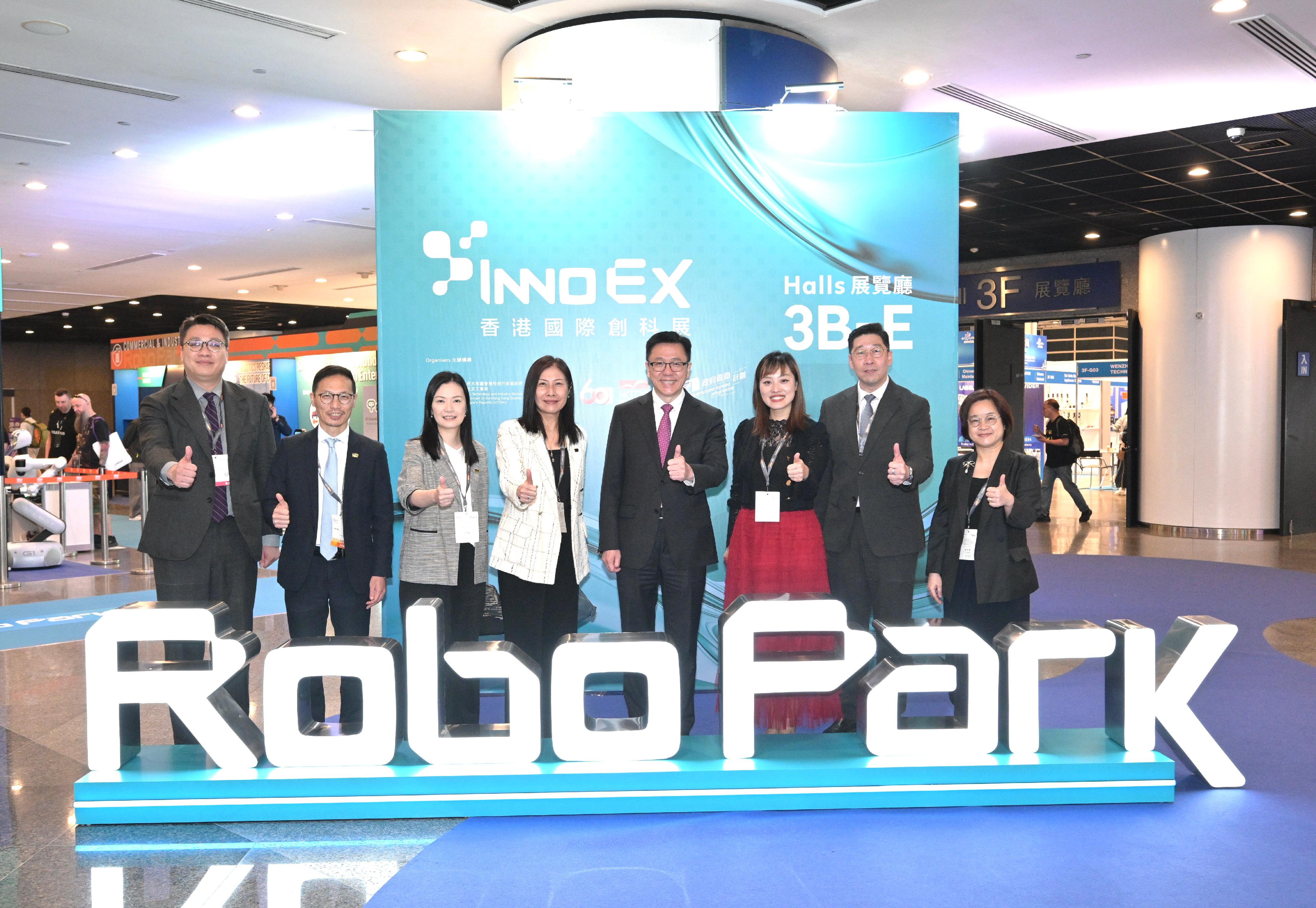 The Secretary for Innovation, Technology and Industry, Professor Sun Dong (fourth right), visited InnoEX today (April 14). Photo shows Professor Sun with the Under Secretary for Innovation, Technology and Industry, Ms Lillian Cheong (third right), the Acting Commissioner for Digital Policy, Mr Daniel Cheung (second right), and other guests.