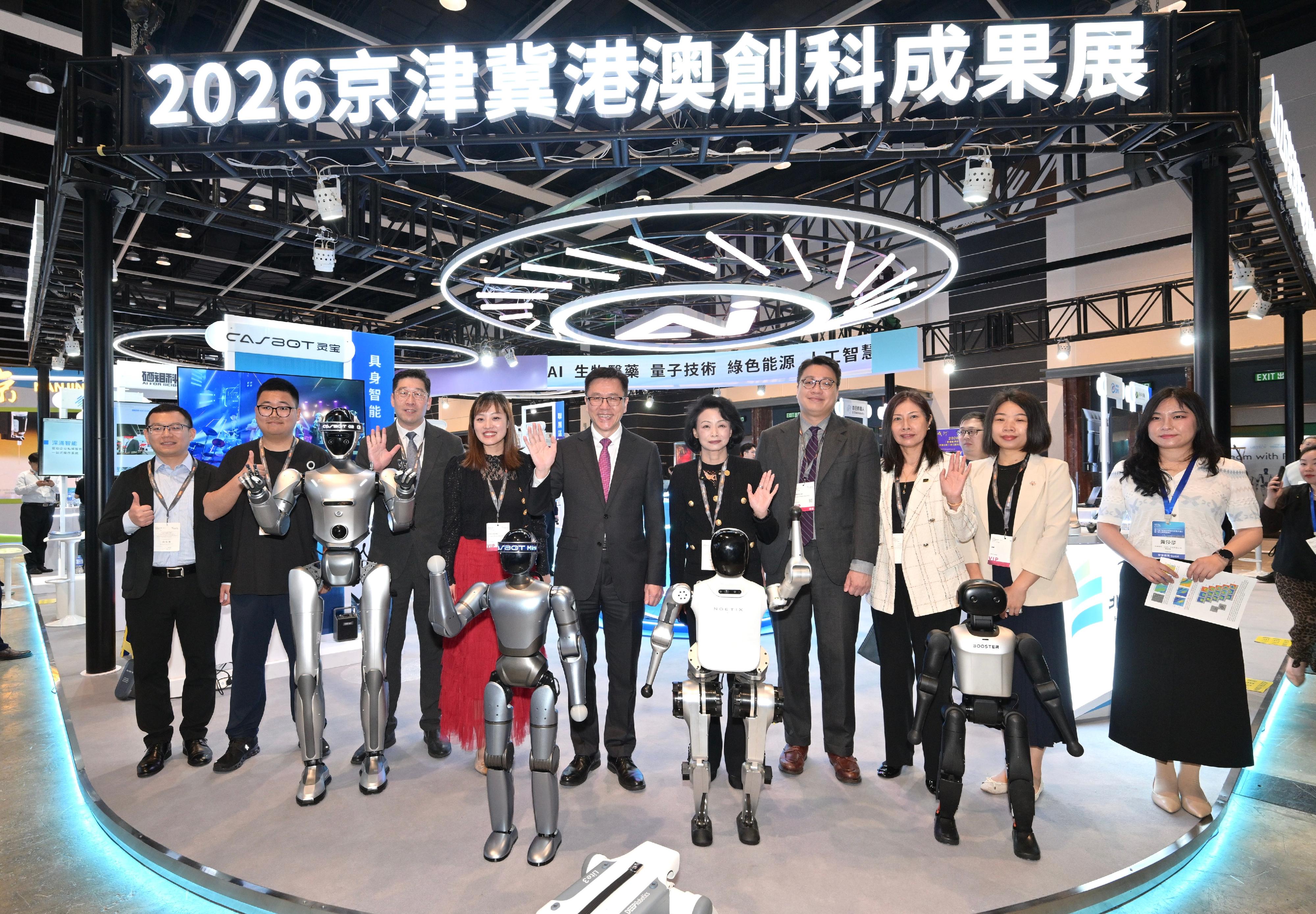 The Secretary for Innovation, Technology and Industry, Professor Sun Dong (fifth left), visited InnoEX today (April 14). Photo shows Professor Sun with the Under Secretary for Innovation, Technology and Industry, Ms Lillian Cheong (fourth left), the Acting Commissioner for Digital Policy, Mr Daniel Cheung (third left), and other guests.