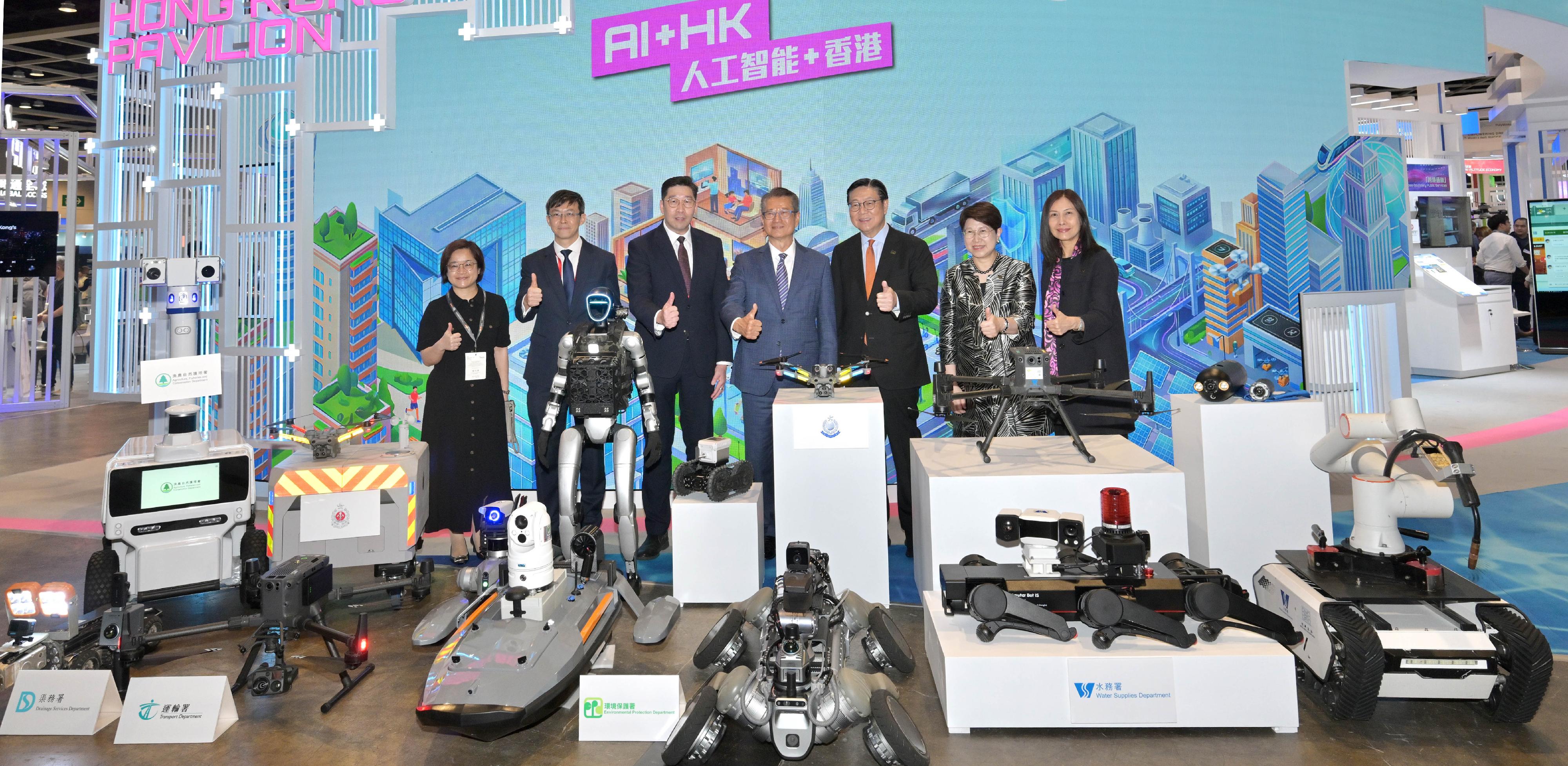 The Financial Secretary, Mr Paul Chan, attended the fourth InnoEX today (April 13). Photo shows Mr Chan (centre), the Chairman of the Hong Kong Trade Development Council, Professor Frederick Ma (third right), and other guests at the event.