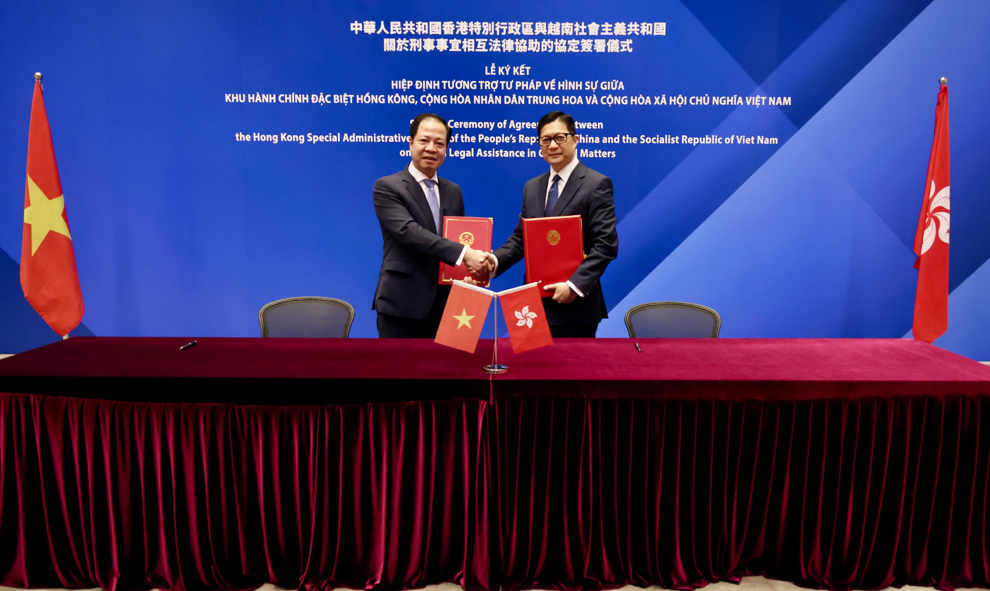 The Secretary for Security, Mr Tang Ping-keung, and the Deputy Prosecutor General of the Supreme People's Procuracy of the Socialist Republic of Viet Nam (Viet Nam), Mr Tran Hai Quan, signed a bilateral agreement on mutual legal assistance in criminal matters today (April 14) on behalf of the Hong Kong Special Administrative Region and Viet Nam respectively. Photo shows Mr Tang (right) and Mr Tran (left) at the signing ceremony.