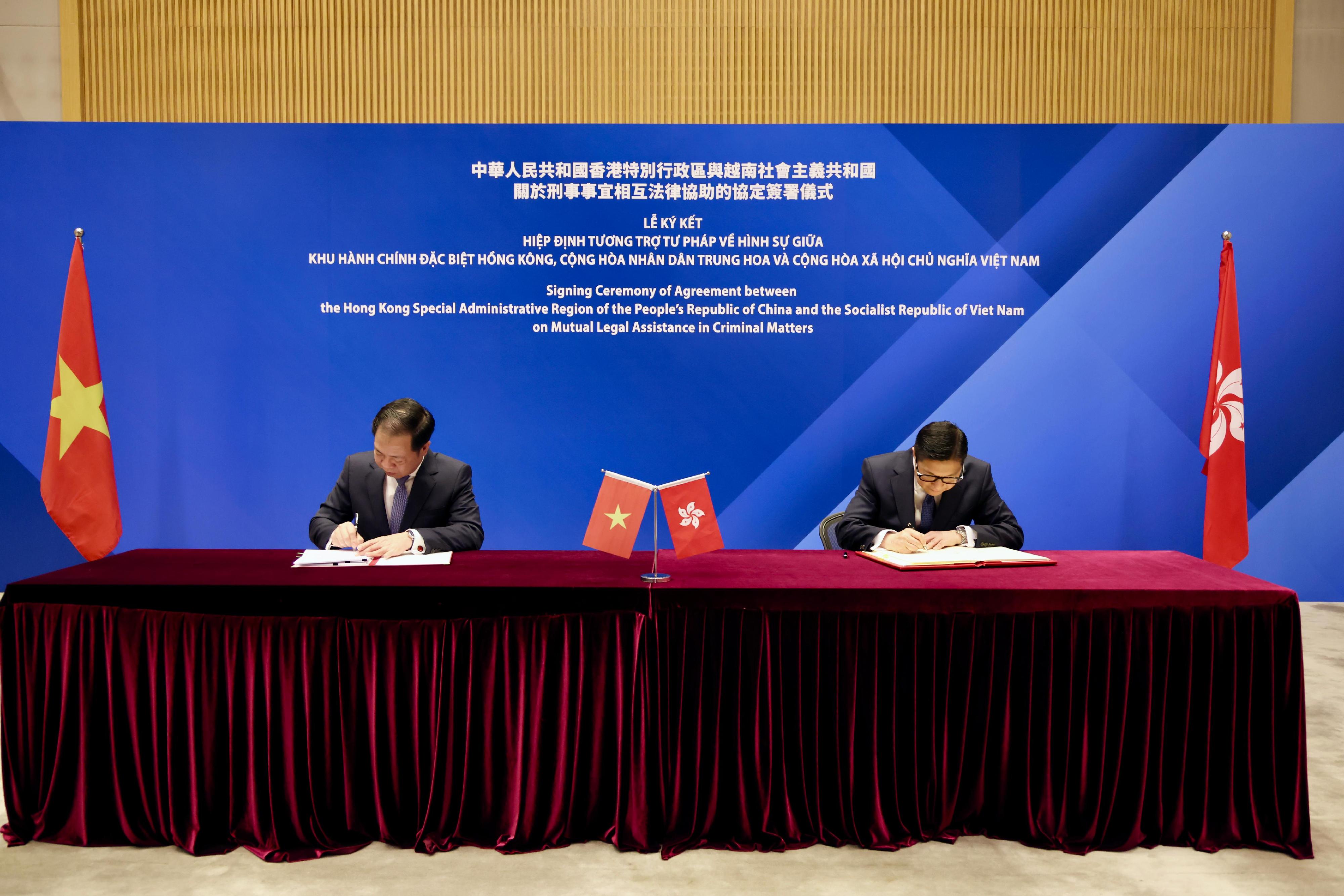 The Secretary for Security, Mr Tang Ping-keung (right), and the Deputy Prosecutor General of the Supreme People's Procuracy of the Socialist Republic of Viet Nam (Viet Nam), Mr Tran Hai Quan (left), signed a bilateral agreement on mutual legal assistance in criminal matters today (April 14) on behalf of the Hong Kong Special Administrative Region and Viet Nam respectively.