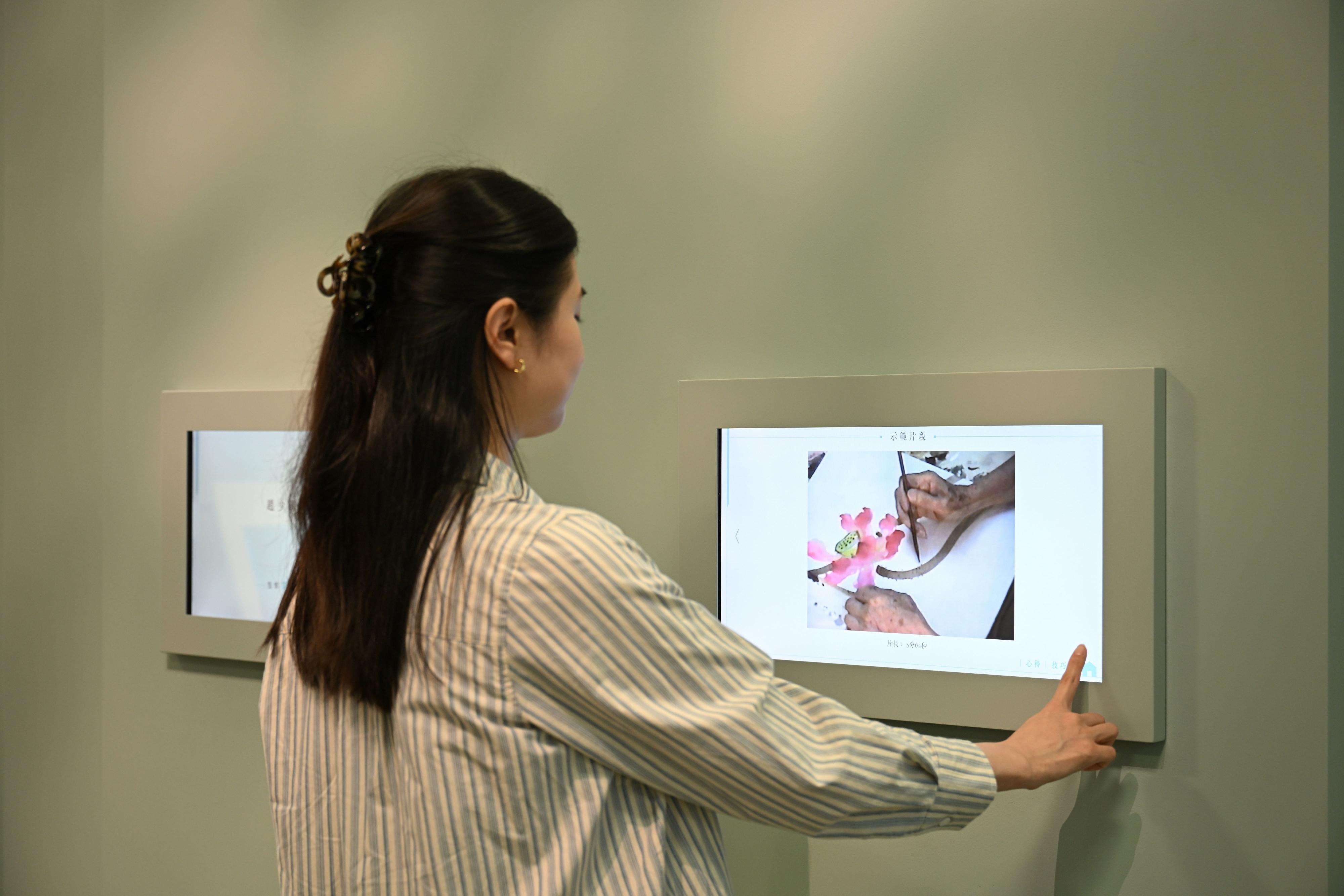 The Hong Kong Heritage Museum is presenting the exhibition "On Flowers: Selected Paintings and Poems by Chao Shao-an" from tomorrow (April 15). Photo shows a painting demonstration video of Professor Chao Shao-an, which enables visitors to have a deeper understanding of the master's creative process.