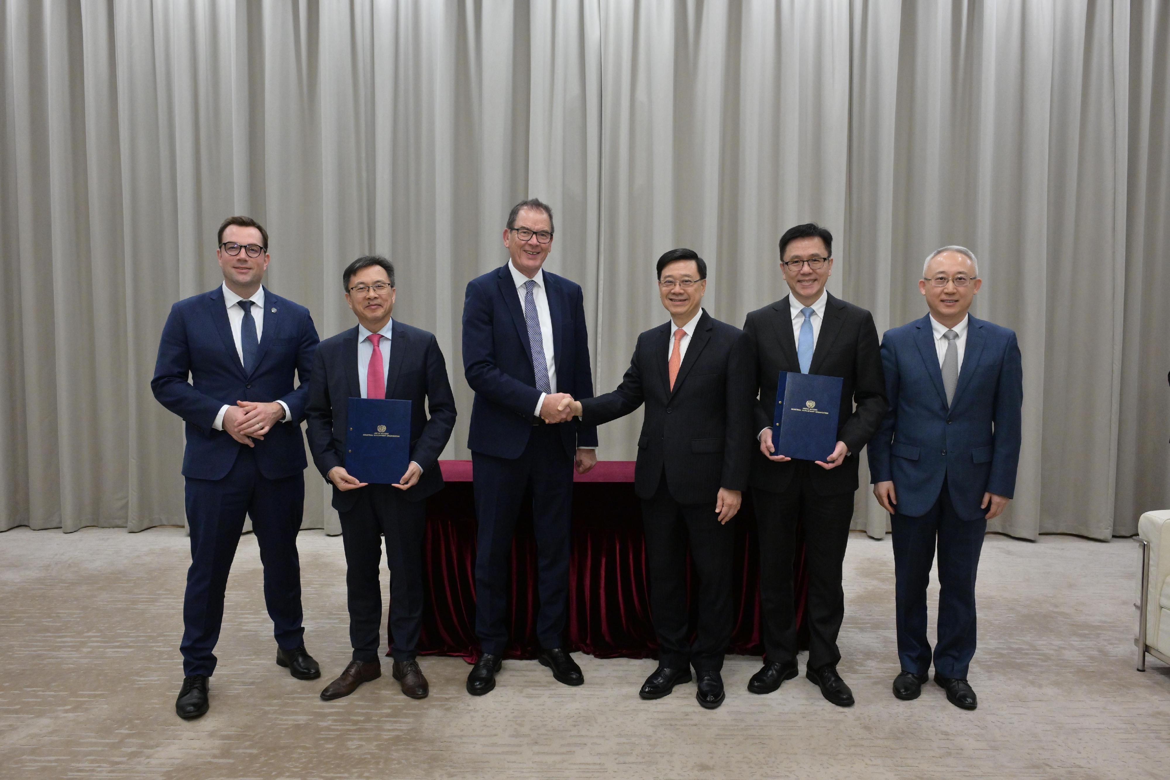 The Innovation, Technology and Industry Bureau and the United Nations Industrial Development Organization (UNIDO) signed a joint statement on collaboration to advance industrial development, innovation and digital transformation today (April 14). Photo shows the Chief Executive, Mr John Lee (third right); the Director General of UNIDO, Dr Gerd Müller (third left); the Secretary for Innovation, Technology and Industry, Professor Sun Dong (second right); the Deputy to the Director General of UNIDO and the Managing Director of the Directorate of Technical Co-operation and Sustainable Industrial Development, Mr Zou Ciyong (second left); the Deputy Commissioner of the Office of the Commissioner of the Ministry of Foreign Affairs in the Hong Kong Special Administrative Region, Mr Li Yongsheng (first right), and the Chief of Cabinet of UNIDO, Mr Manuel Mattiat (first left), at the signing ceremony.