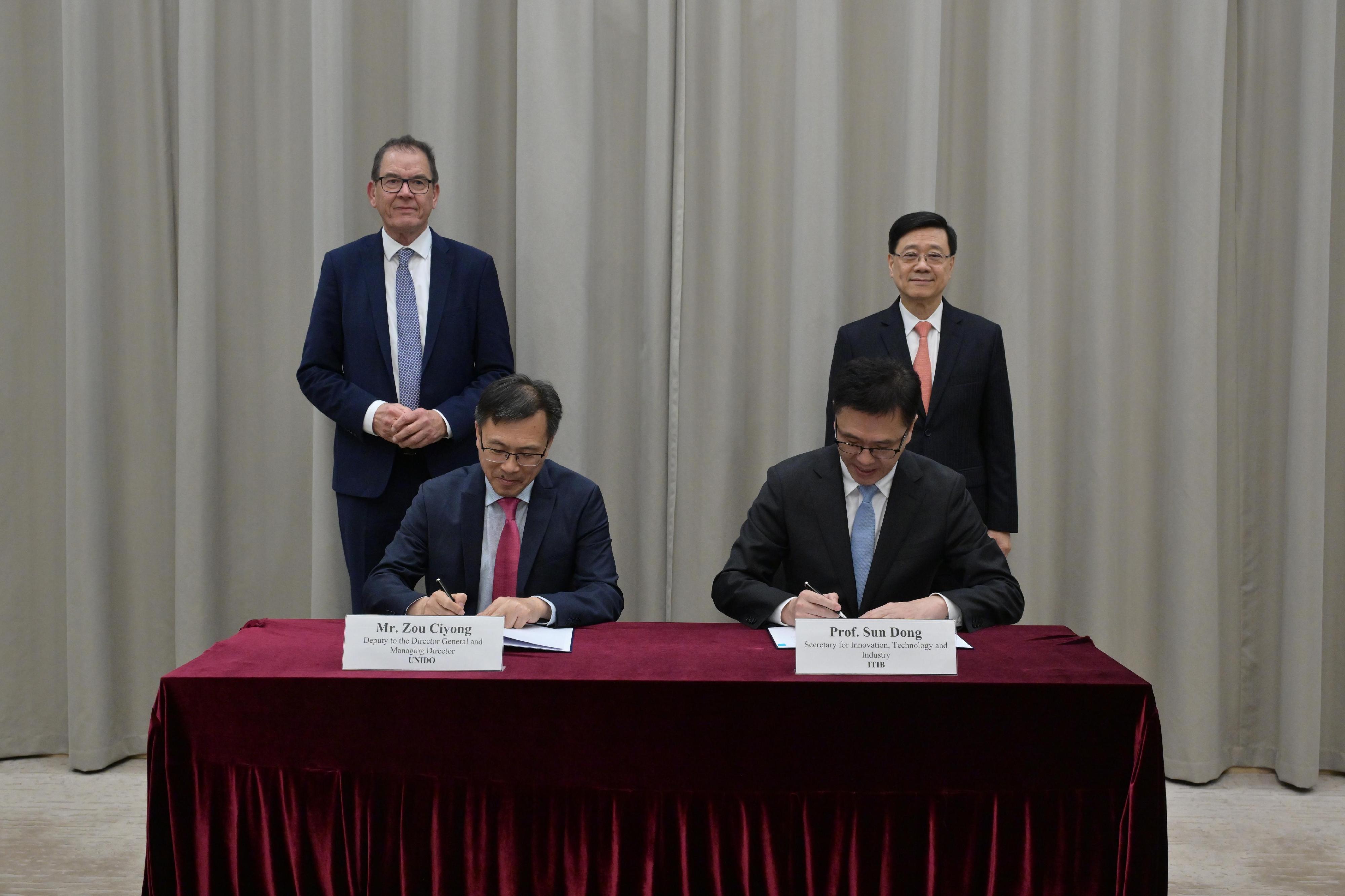 The Chief Executive, Mr John Lee (back row, right) and the Director General of the United Nations Industrial Development Organization (UNIDO), Dr Gerd Müller (back row, left), jointly witnessed the signing of a joint statement on collaboration to advance industrial development, innovation and digital transformation by the Innovation, Technology and Industry Bureau and the UNIDO today (April 14). Photo shows the Secretary for Innovation, Technology and Industry, Professor Sun Dong (front row, right), and the Deputy to the Director General of UNIDO and the Managing Director of the Directorate of Technical Co-operation and Sustainable Industrial Development, Mr Zou Ciyong (front row, left), signing the joint statement.