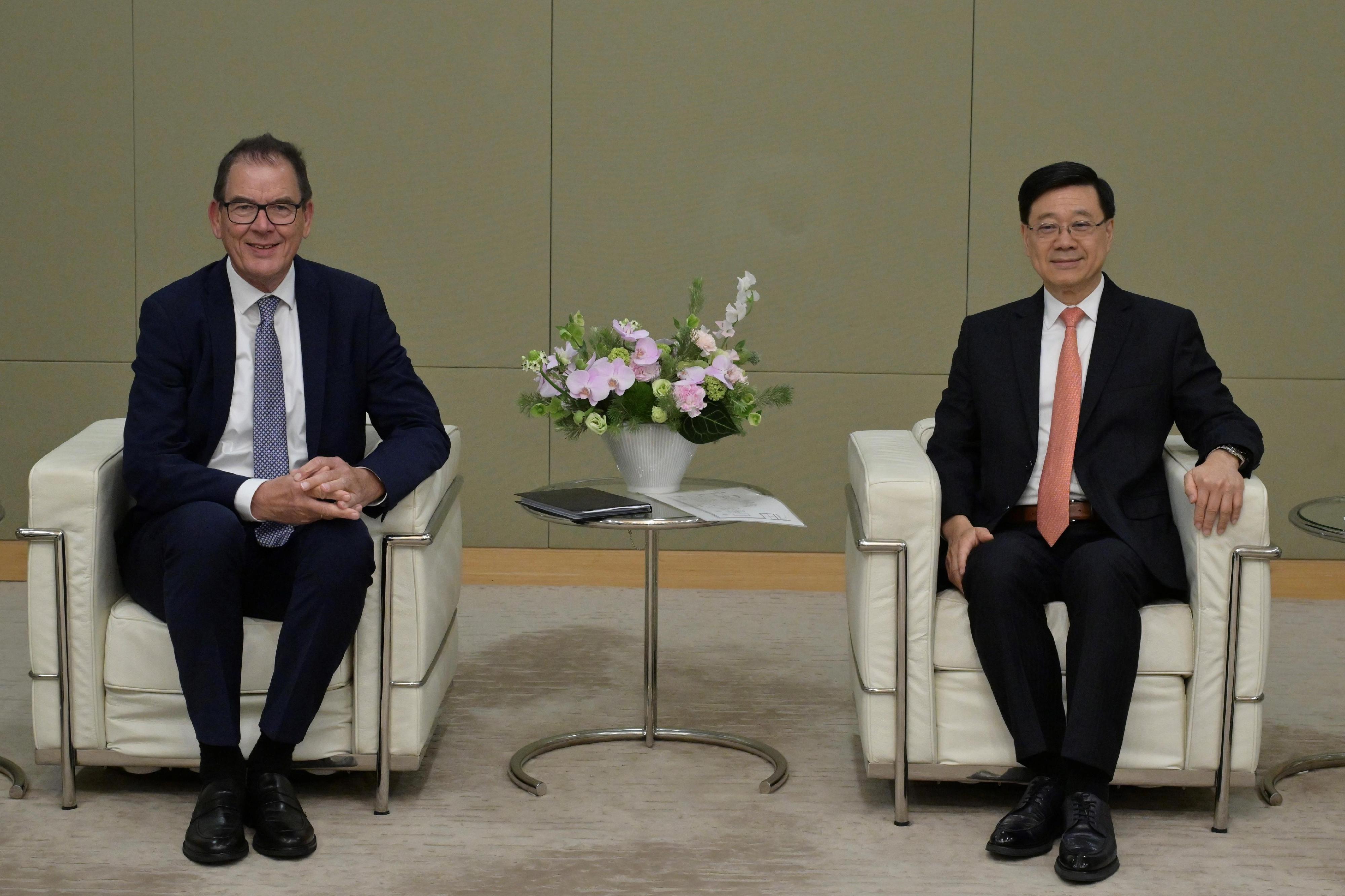 The Chief Executive, Mr John Lee (right), met with the Director General of the United Nations Industrial Development Organization, Dr Gerd Müller (left), today (April 14).