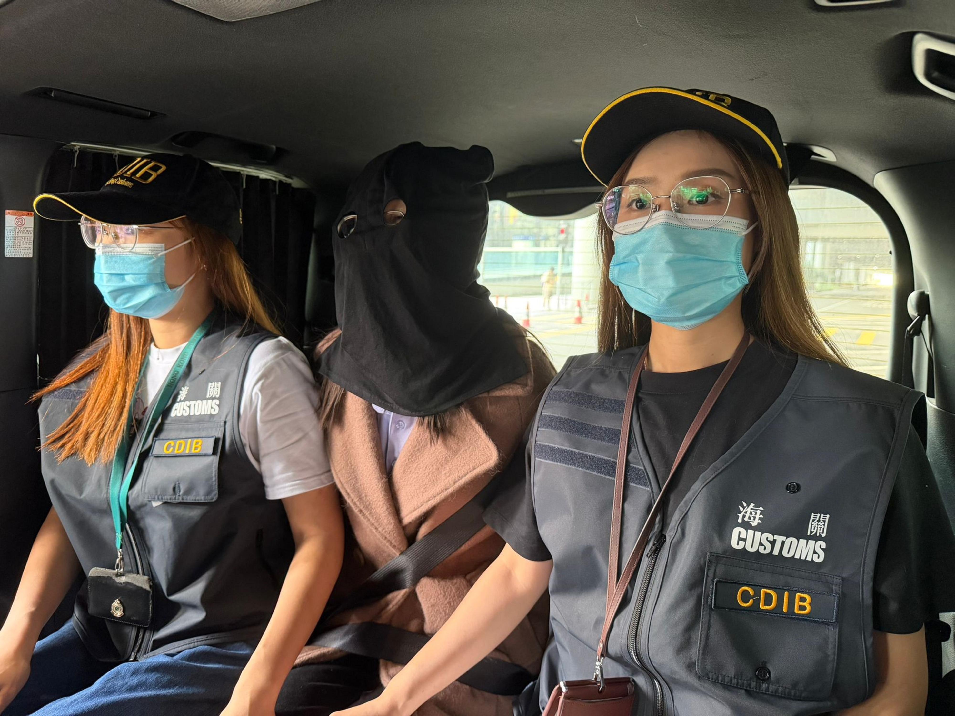 香港海關昨日(四月十三日)在香港國際機場偵破一宗入境旅客的販毒案件,檢獲約三公斤懷疑可卡因,估計市值約二百七十萬元。圖示案件中的被捕人士(中)。