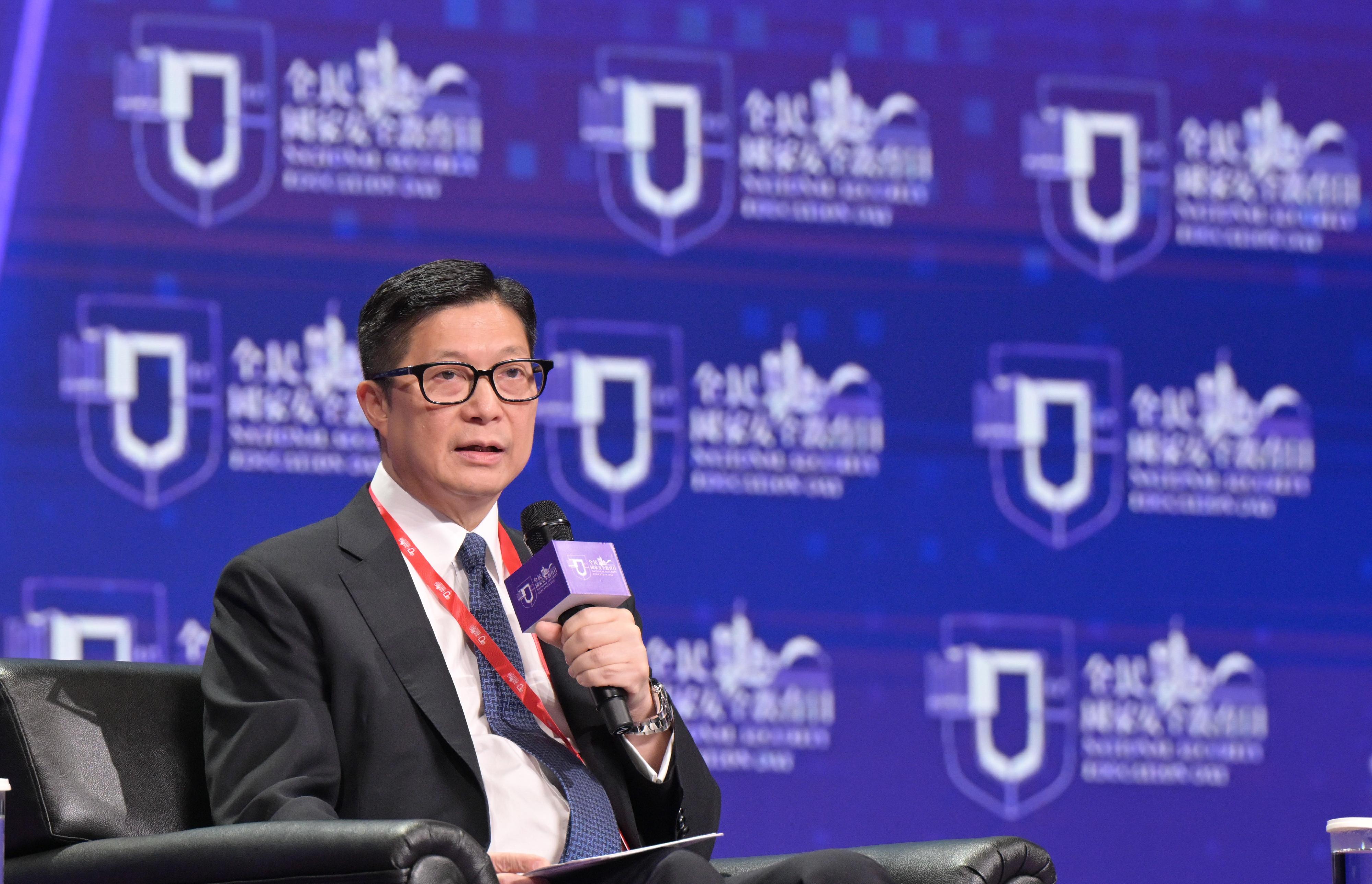 保安局局長鄧炳強今日（四月十五日）在「全民國家安全教育日」的「主動對接『十五五』規劃，堅持統籌發展和安全」主題講座上發言。