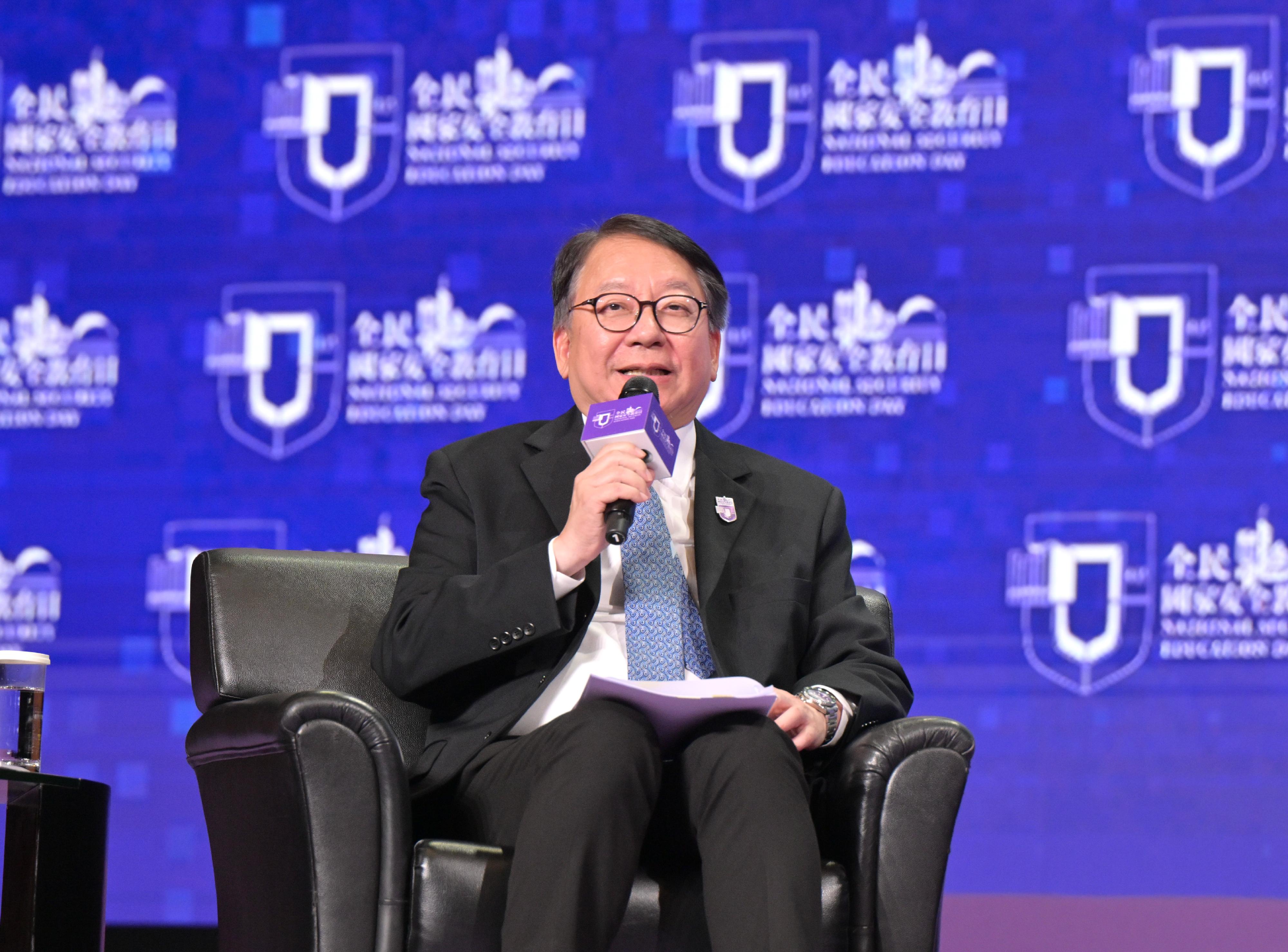 政務司司長陳國基今日（四月十五日）主持「全民國家安全教育日」的「主動對接『十五五』規劃，堅持統籌發展和安全」主題講座。圖示陳國基在主題講座致辭。

