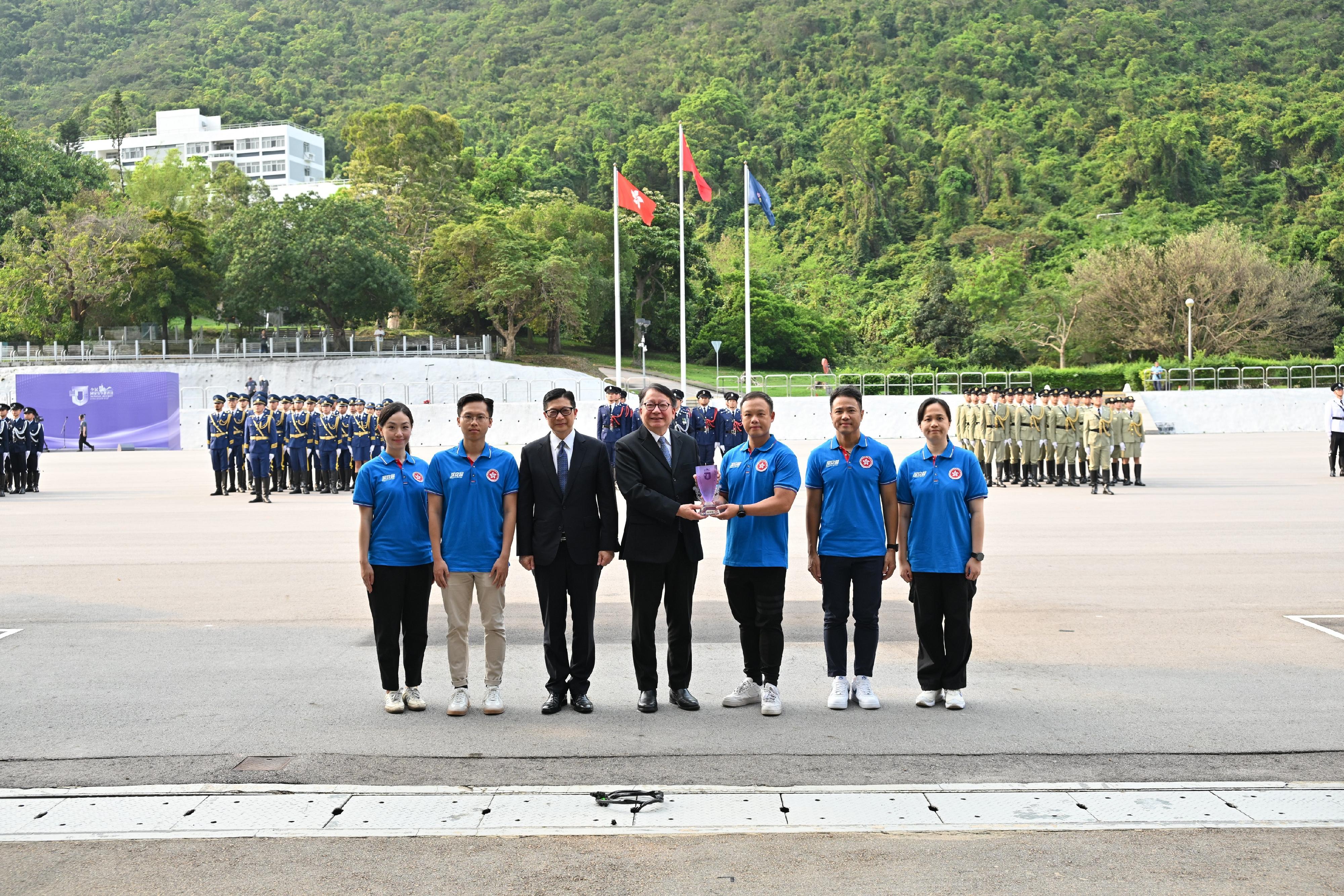 After the National Security Education Day flag-raising ceremony today (April 15), the Security Bureau held the Safeguarding National Security Cup awards presentation ceremony. Photo shows the Chief Secretary for Administration, Mr Chan Kwok-ki (centre), and the Secretary for Security, Mr Tang Ping-keung (third left), presenting the Safeguarding National Security Cup.