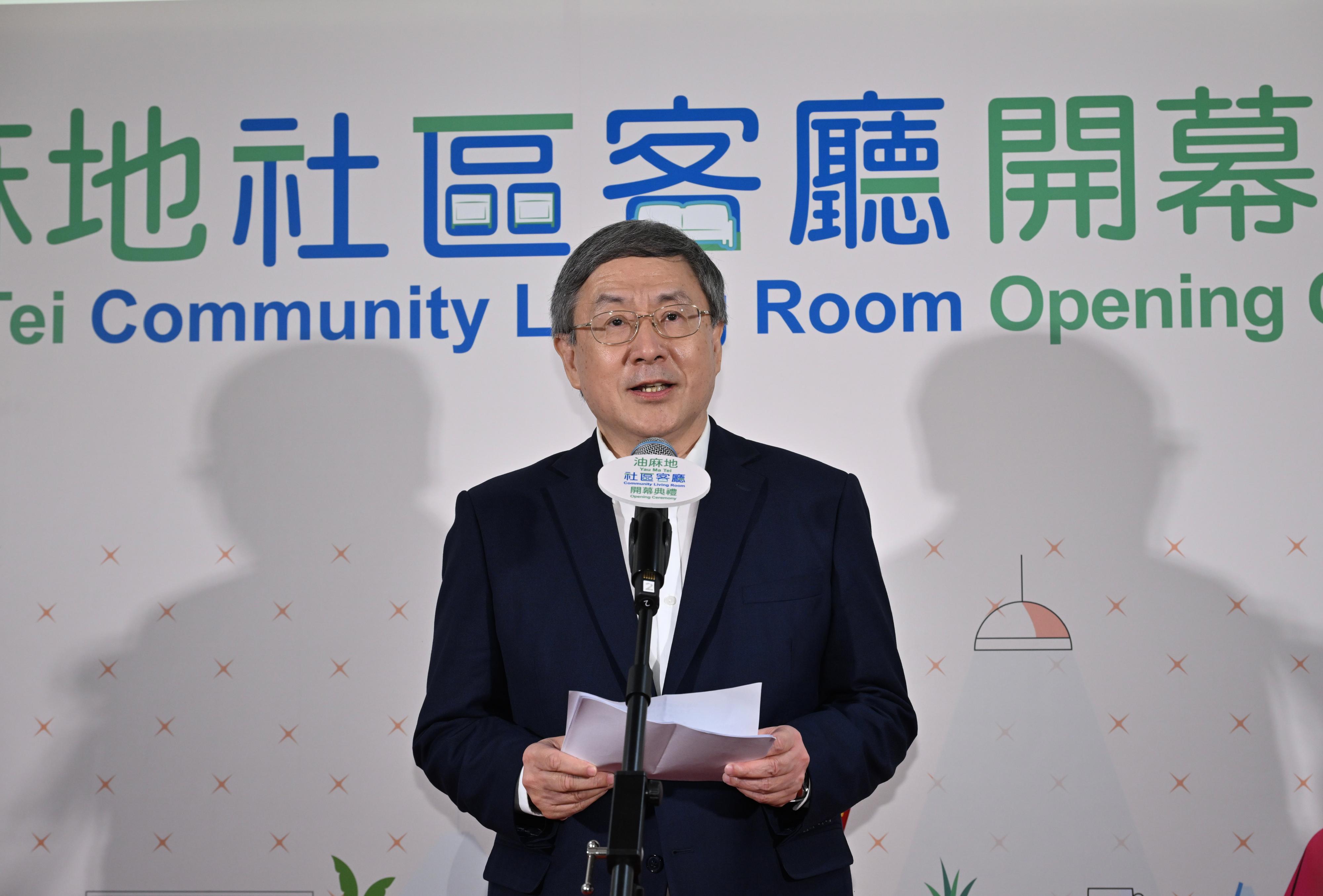 署理政務司司長卓永興今日（四月十五日）主持油麻地社區客廳開幕典禮。圖示卓永興在典禮上致辭。