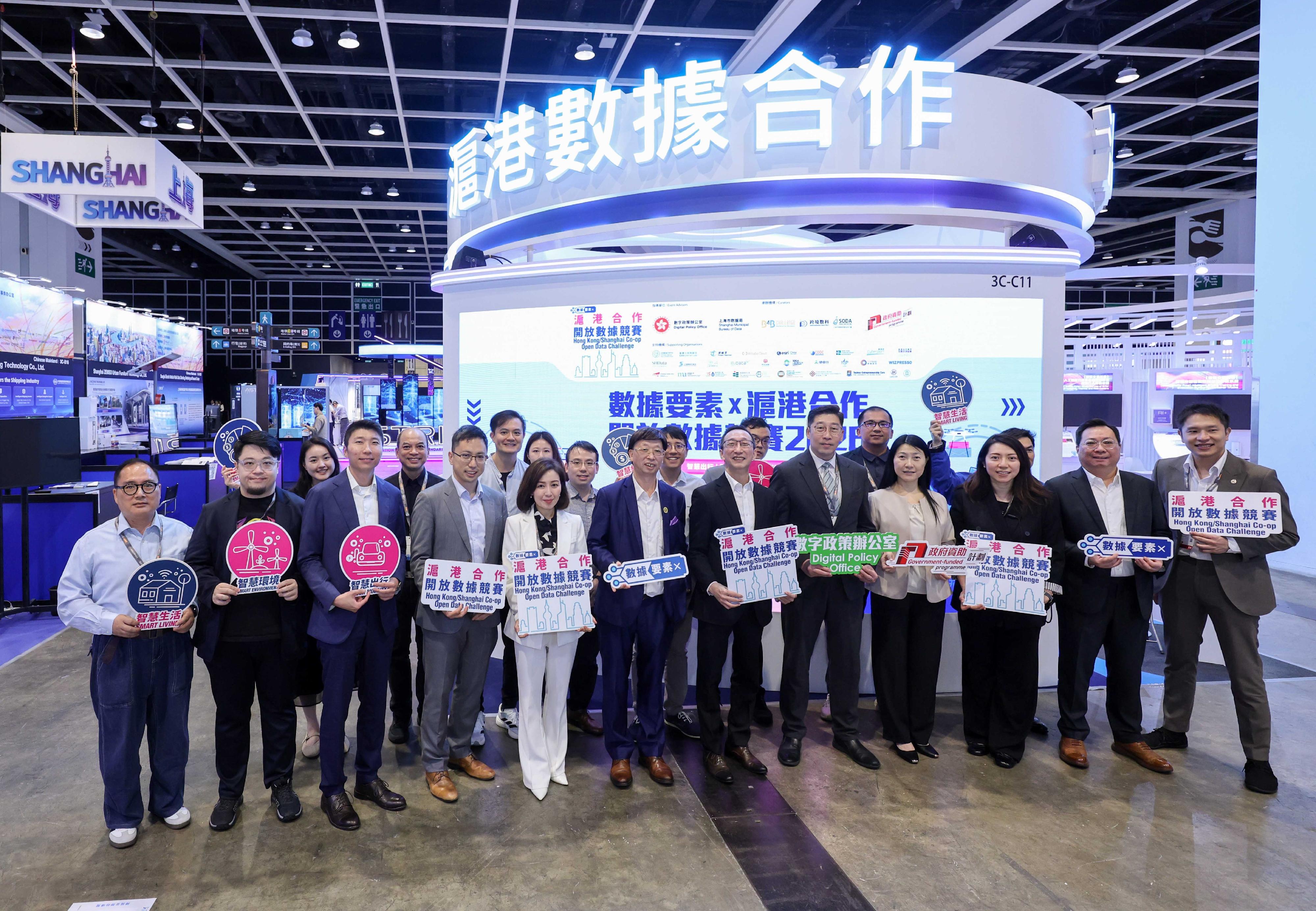 The Hong Kong/Shanghai Co-operation Open Data Challenge 2026 set up the Hong Kong/Shanghai Data Co-operation Pavilion at the InnoEX held from April 13 to 16. Photo shows the Acting Commissioner for Digital Policy, Mr Daniel Cheung (front row, fifth right), the Acting Deputy Commissioner (Digital Infrastructure), Ms Cari Wu (front row, fourth right), and other guests visiting the Pavilion on April 13.