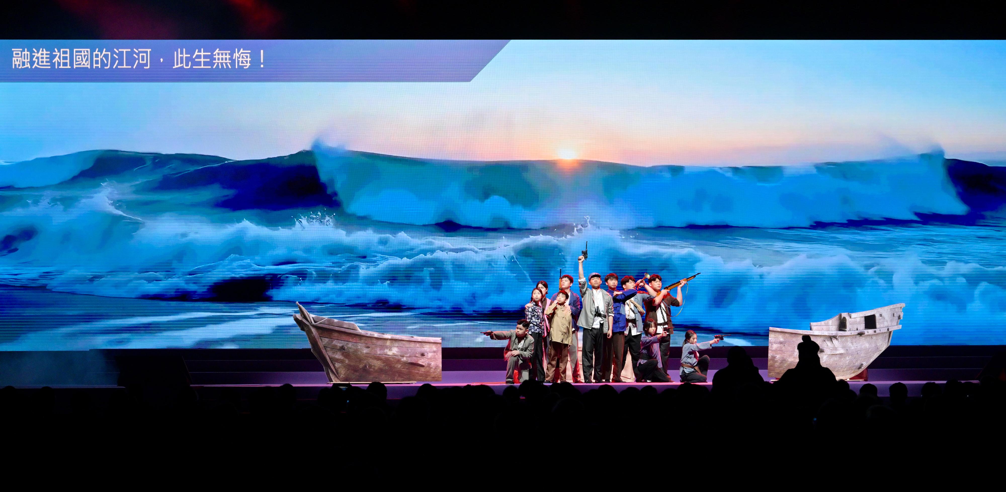 The National Security Education Day activities launched at the Hong Kong Convention and Exhibition Centre today (April 15). In the students' short play in today's opening ceremony, students acted out the heroic deeds of the Dongjiang Column during the War of Resistance against Japanese Aggression. Twelve martyrs, including Liu Chunxiang of the Dongjiang Column and six of his fellow warriors, as well as the entire family of fisherman Liang Ke, fought bravely against the enemy in a sea battle and sacrificed their lives for the nation.