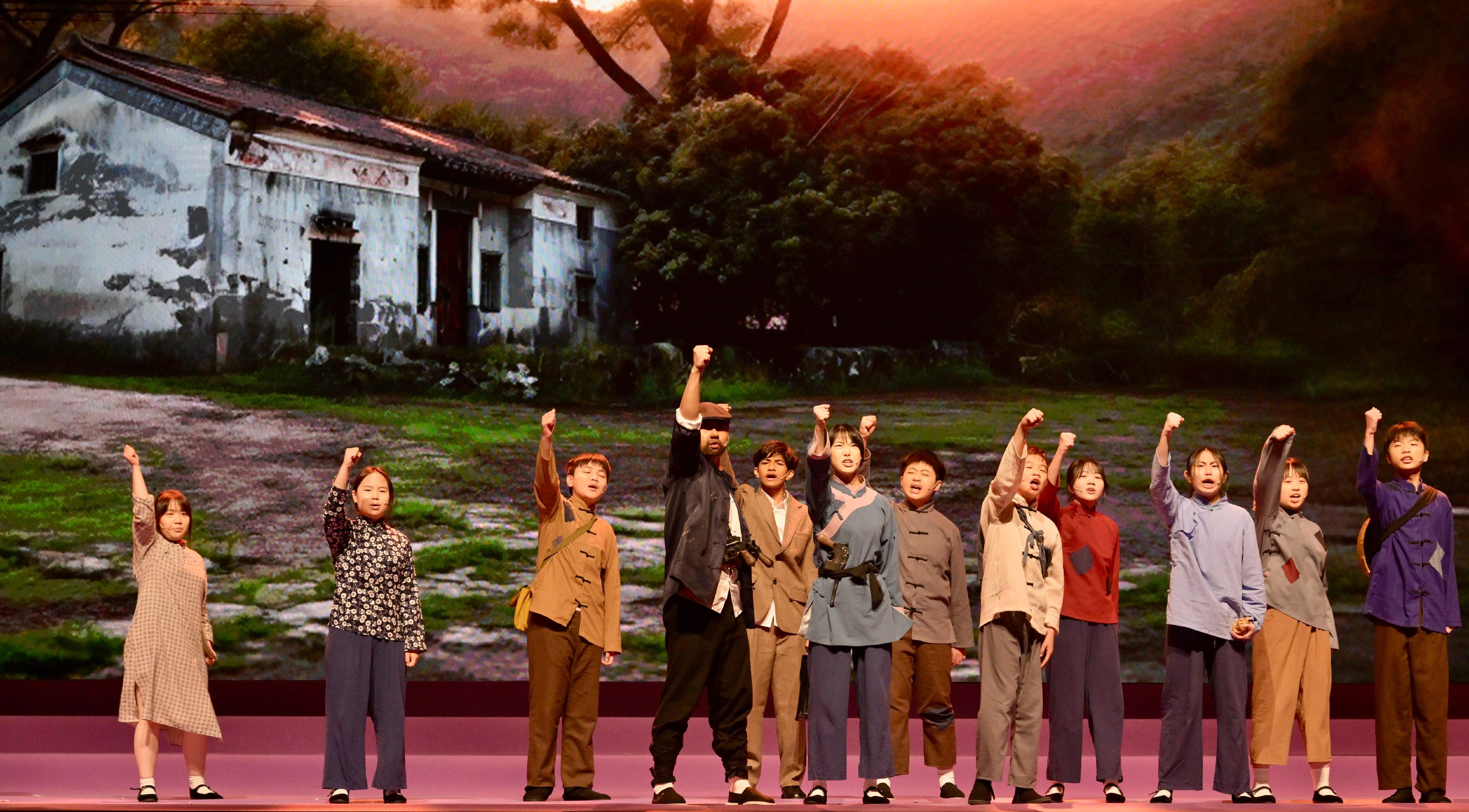 The National Security Education Day activities launched at the Hong Kong Convention and Exhibition Centre today (April 15). In the students' short play in today's opening ceremony, students acted out the scene where Hong Kong compatriots vowed to join the Dongjiang Column to fight against the Japanese aggression.