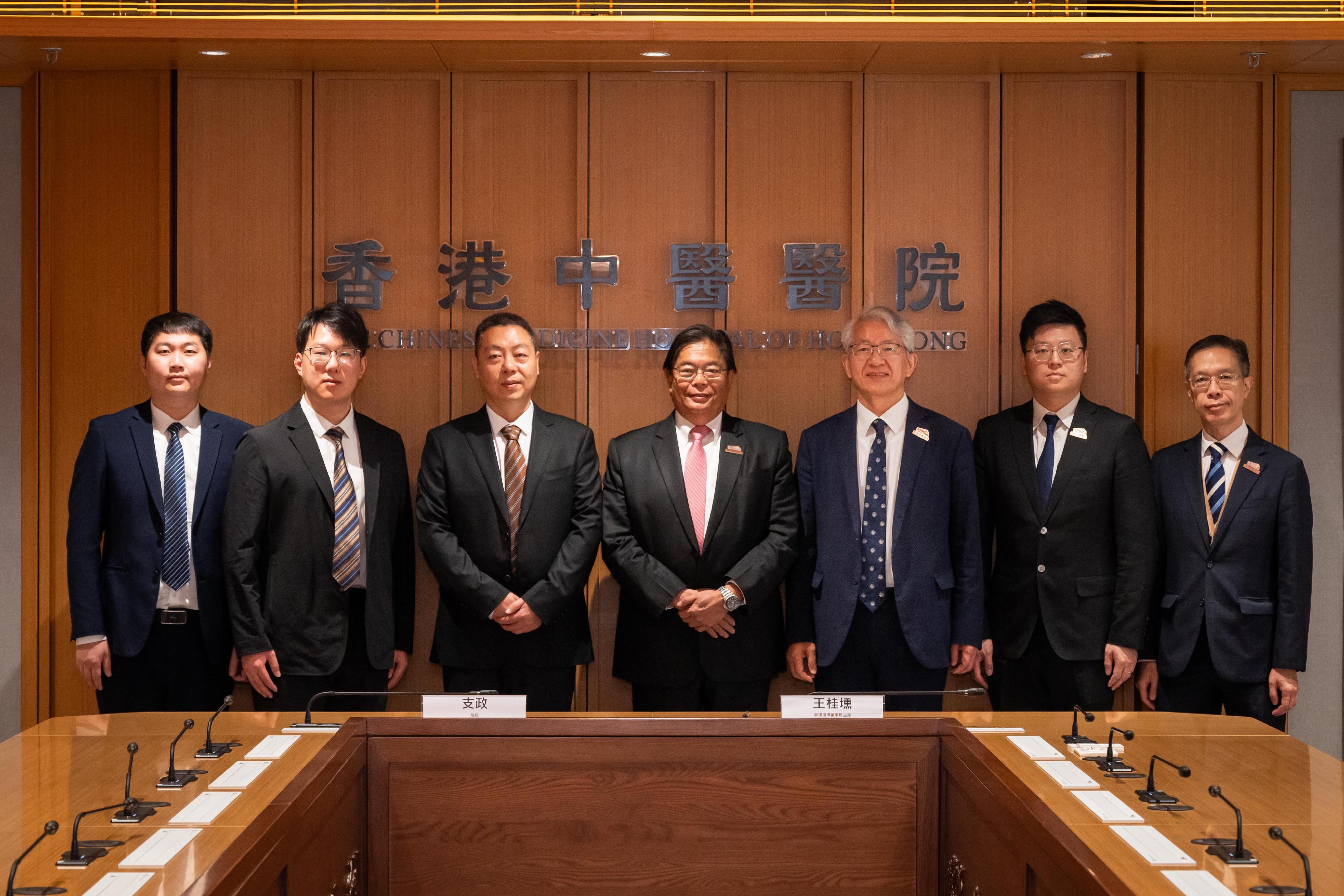 醫務衞生局局長盧寵茂教授今日（四月十六日）在香港中醫醫院見證該院與河北省中醫院簽署戰略合作協議。圖示河北省中醫院院長支政教授（左三）、香港中醫醫院營運機構董事局主席王桂壎（中）、香港中醫醫院行政總監卞兆祥教授（右三）和其他港冀醫院人員在簽署儀式後合照。

